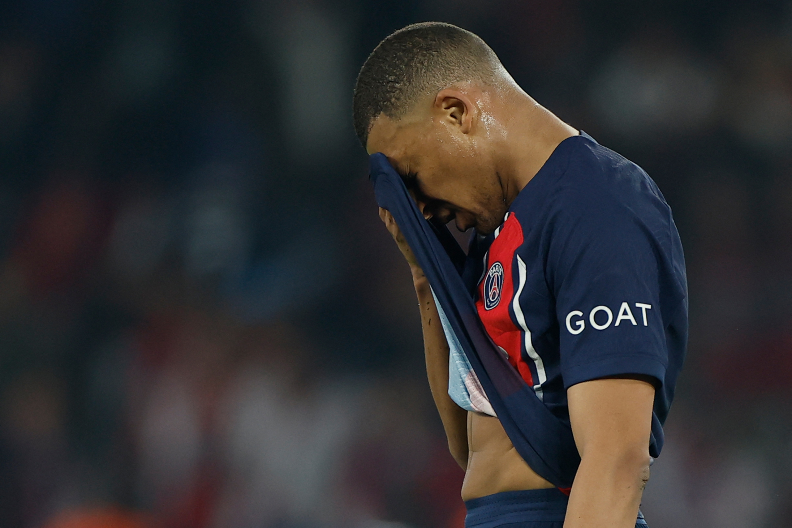 Mbappe phản ứng khi bị hỏi về Real ngay sau khi bị loại ở bán kết C1 2 Mbappe lại bất lực, PSG gục ngã nhìn Dortmund vào chung kết Champions League