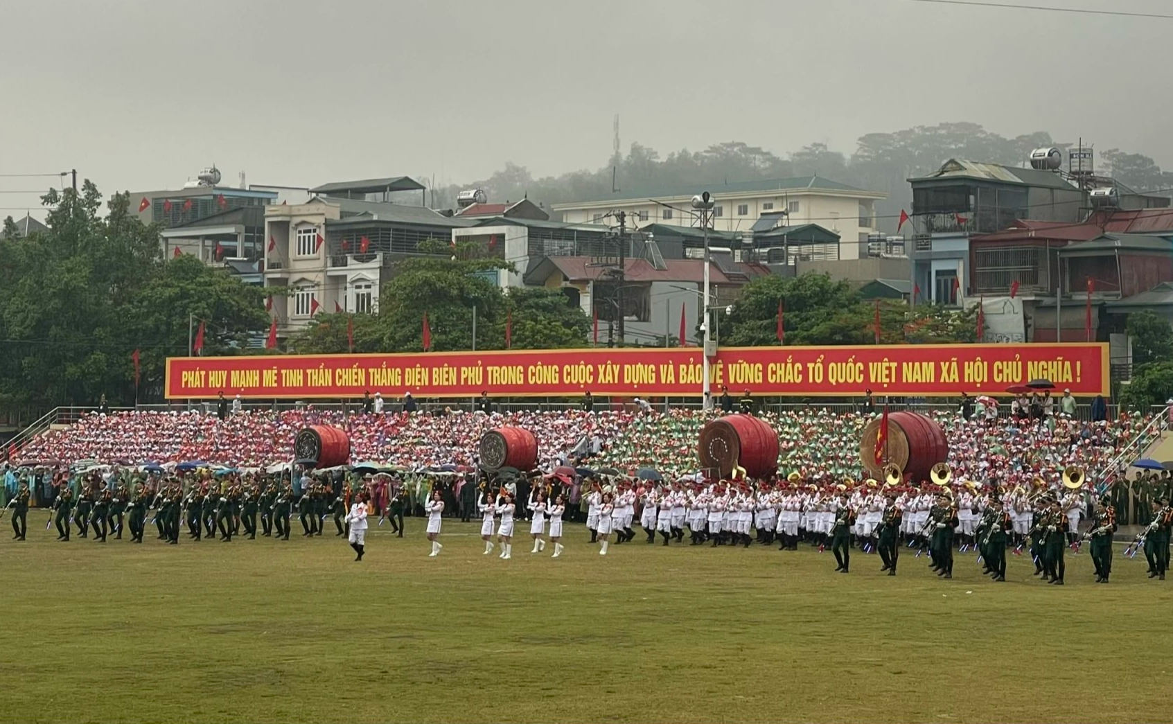Mưa trút xuống sân vận động tỉnh Điện Biên trước giờ diễn ra buổi lễ