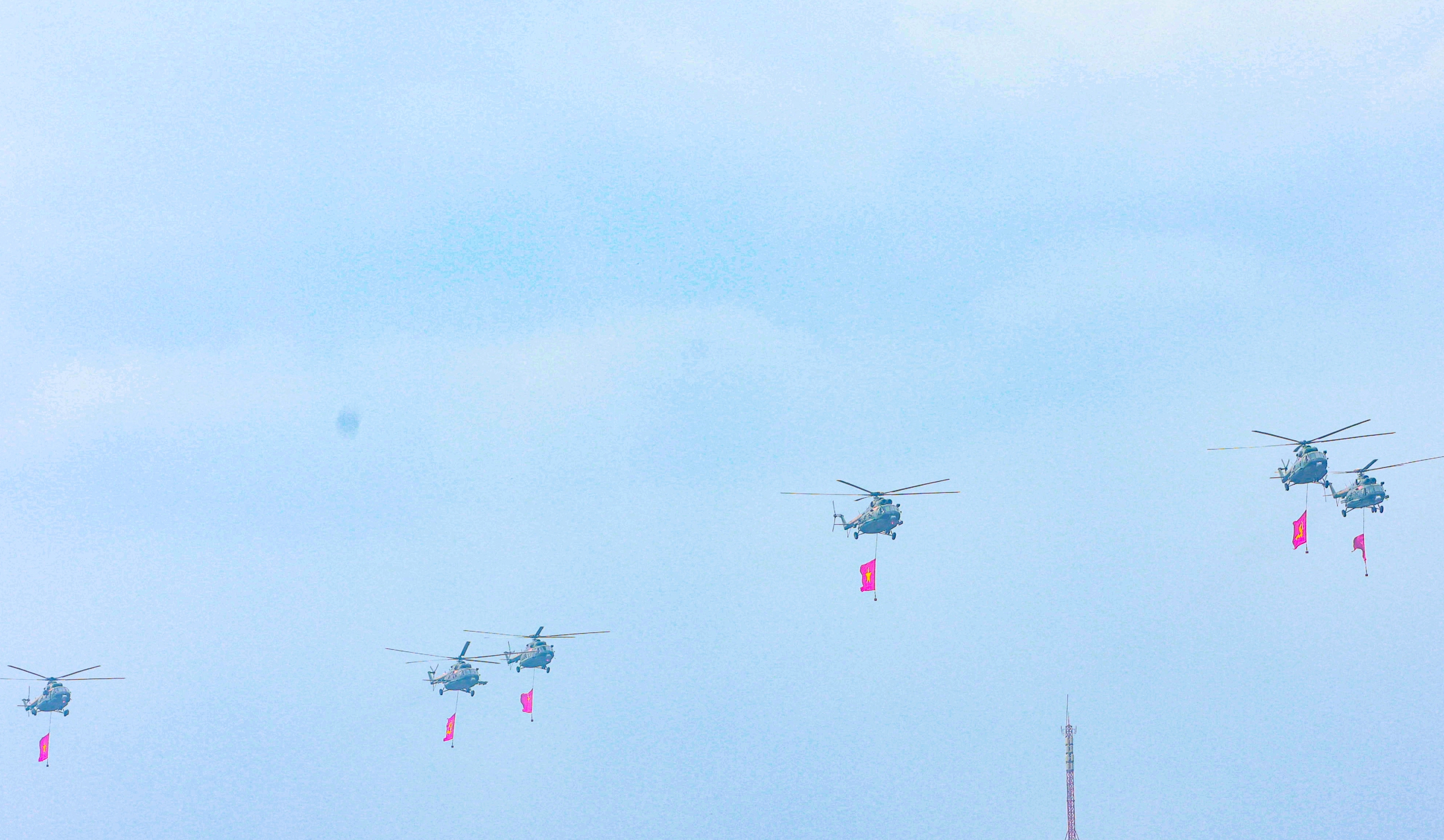 Đội máy bay trực thăng bay chào mừng tiến qua Sân vận động tỉnh Điện Biên