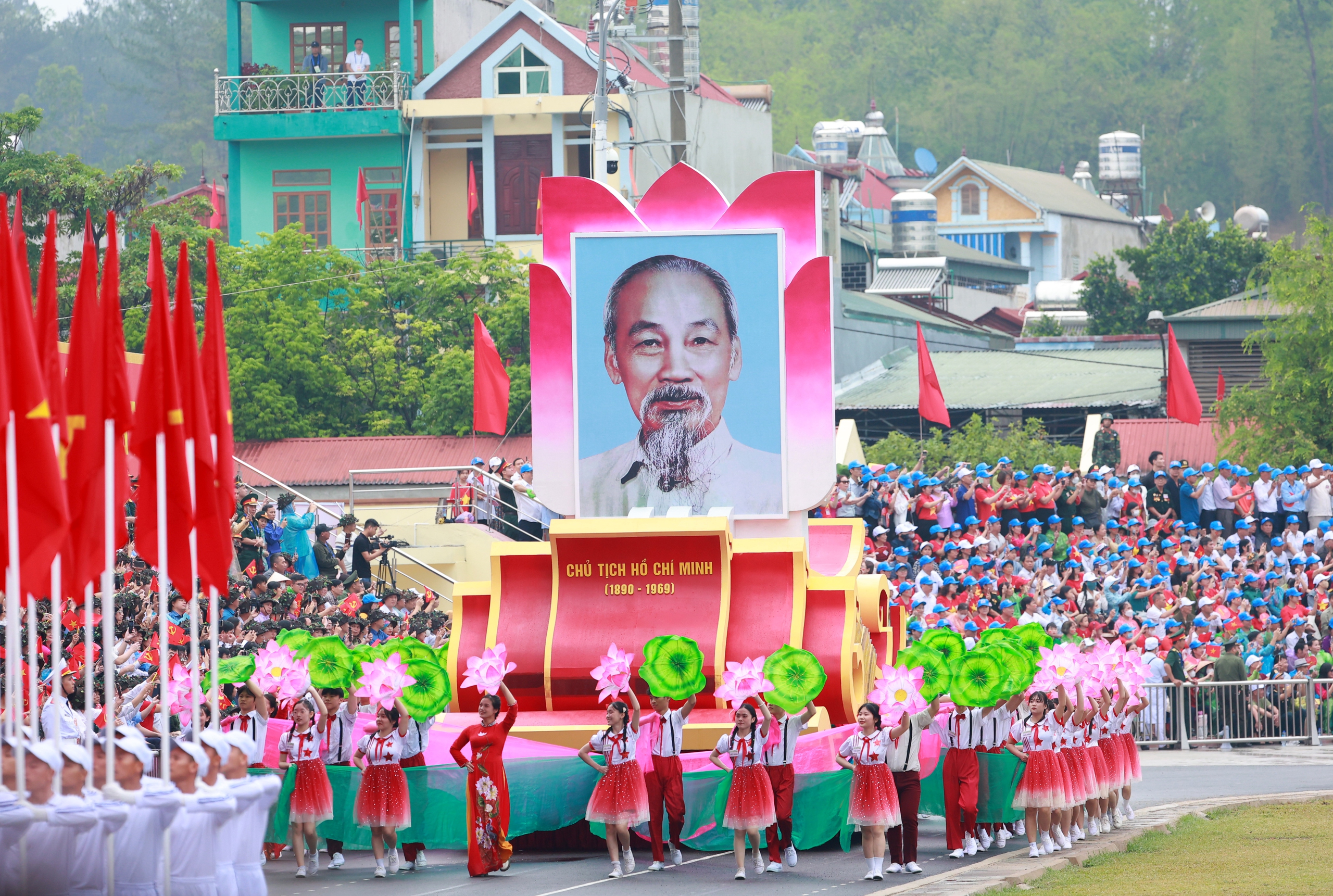 Xe rước ảnh Chủ tịch Hồ Chí Minh tiến vào lễ đài