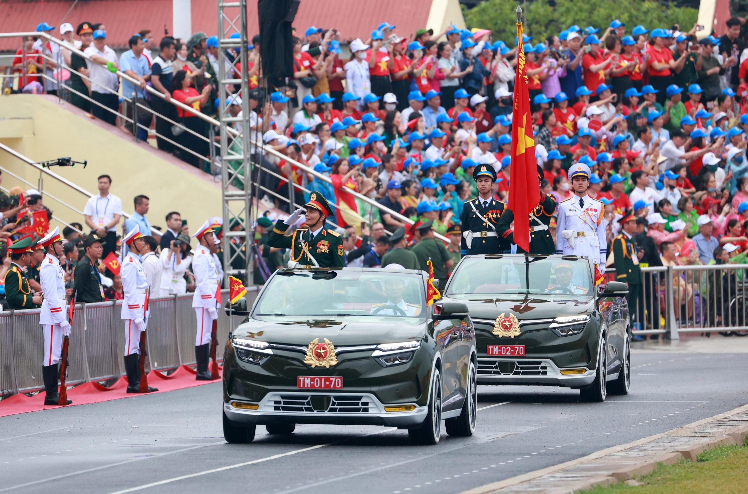 Trung tướng Nguyễn Trọng Bình, Phó tổng tham mưu trưởng Quân đội nhân dân Việt Nam chỉ huy, dẫn đầu các khối đại diện cho lực lượng quân đội và dân quân tự vệ. Sau đó là chiếc VF8 chở 3 chiến sĩ mang quân kỳ, đây là phiên bản mui trần của hãng xe Vinfast, một niềm tự hào của thương hiệu Việt