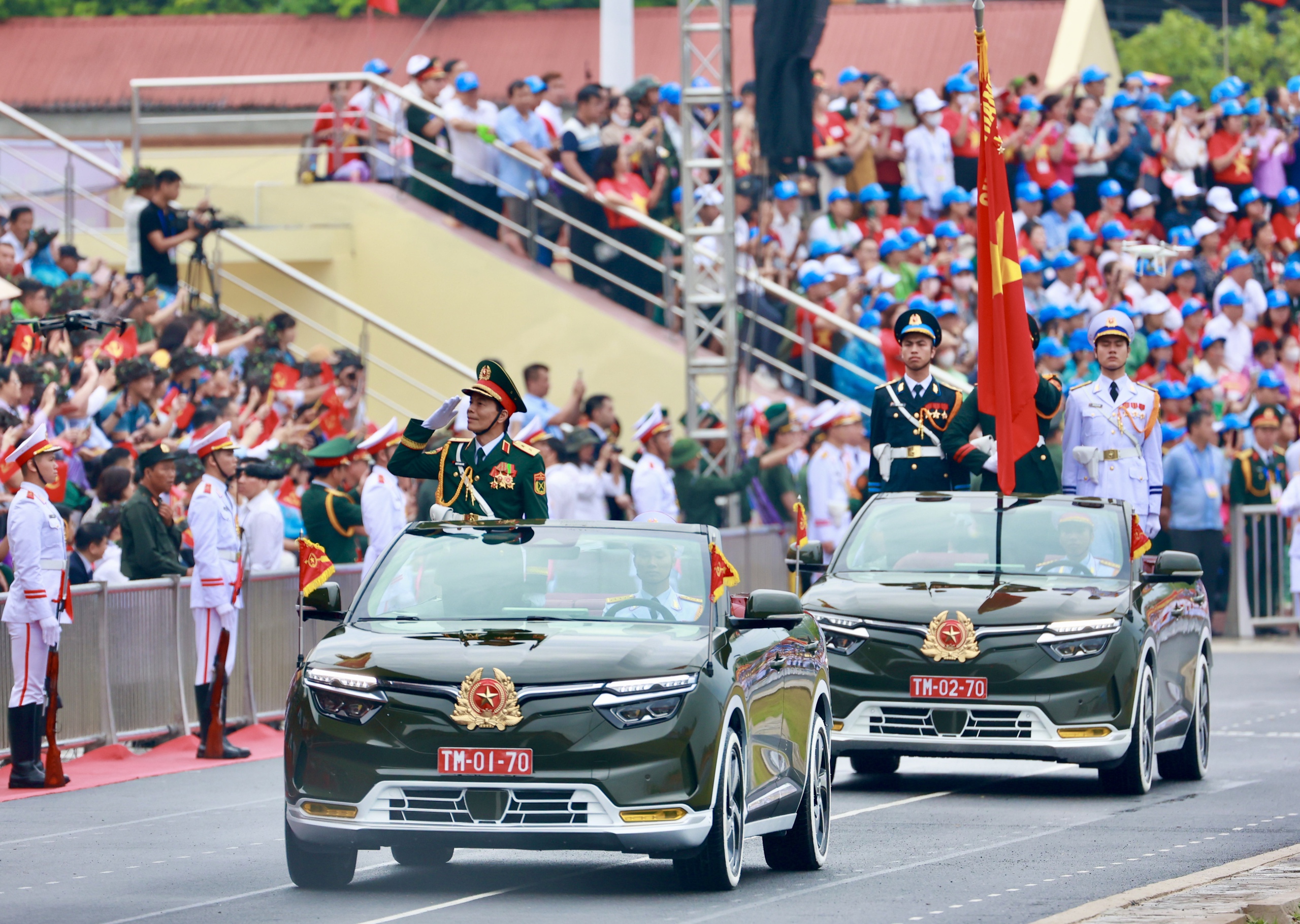 Hai chiếc VF8 đầu tiên là xe chỉ huy, xe tổ quân kỳ toàn quân do trung tướng Nguyễn Trọng Bình, Phó tổng Tham mưu trưởng QĐND Việt Nam chỉ huy, dẫn đầu