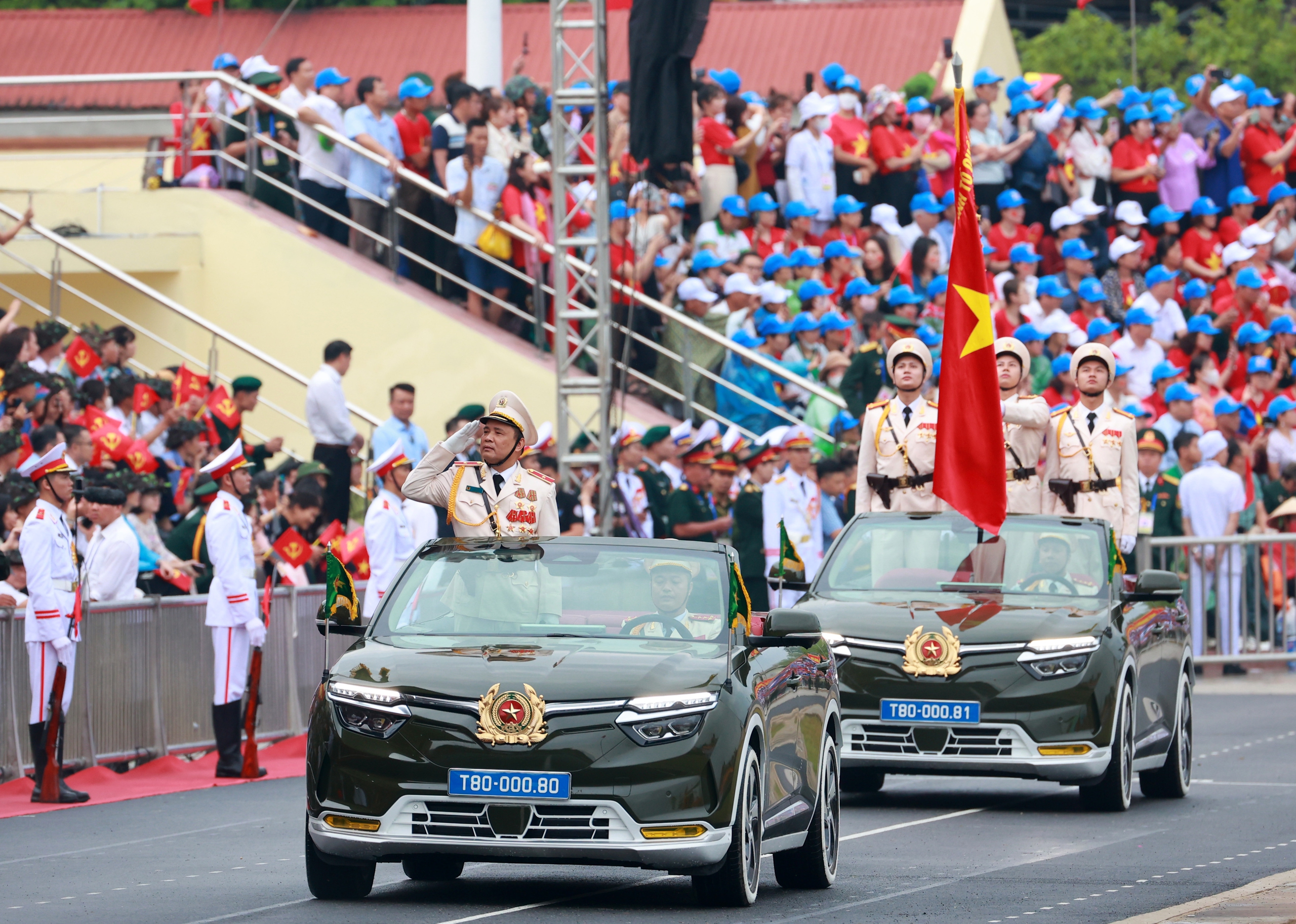 Thiếu tướng Lê Văn Hà, Phó tư lệnh Cảnh sát cơ động, trên xe chỉ huy dẫn đầu đoàn diễu binh, diễu hành của các khối công an nhân dân