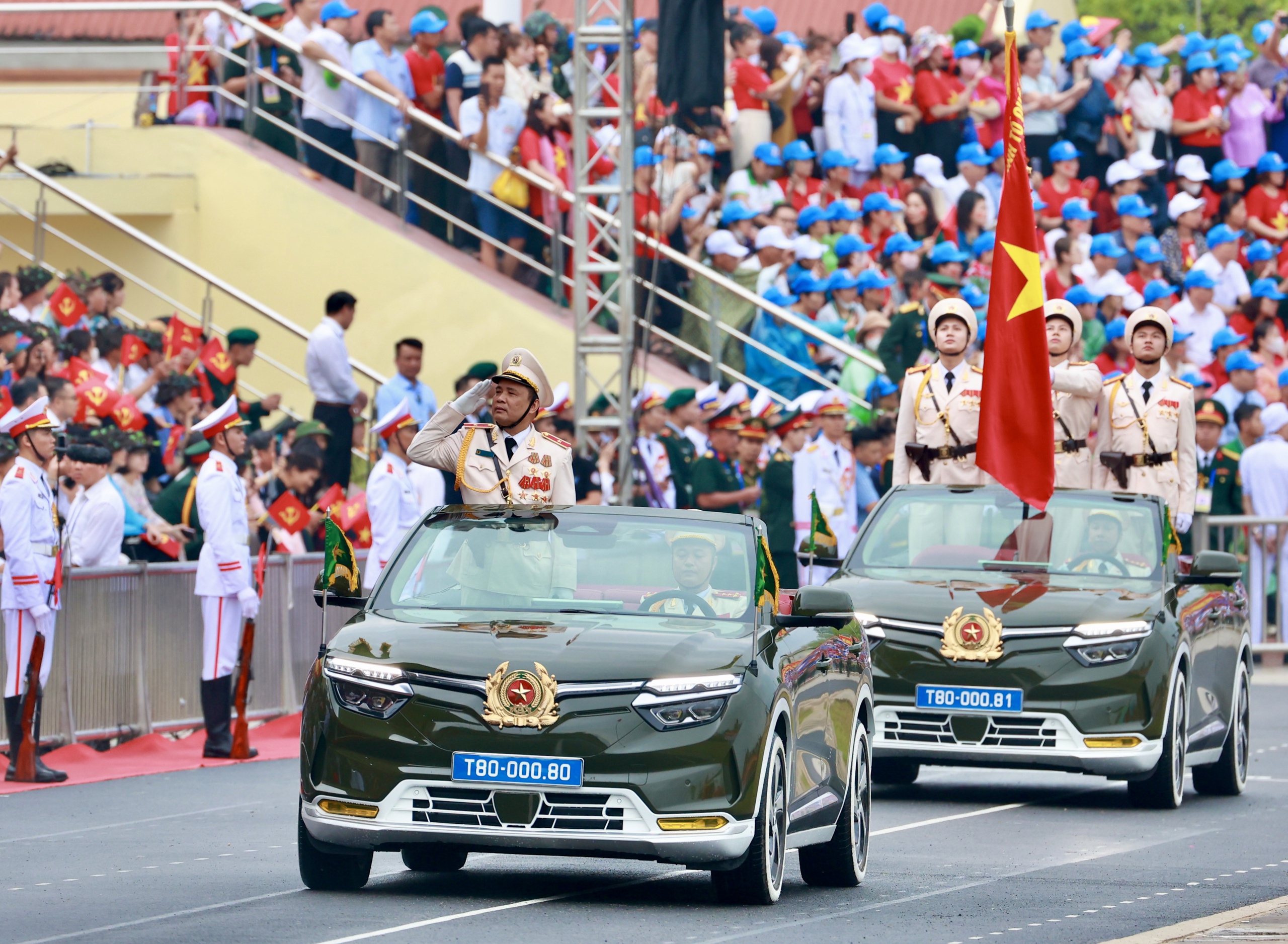 Xe chỉ huy chở thiếu tướng Lê Văn Hà, Phó tư lệnh Cảnh sát cơ động và xe tổ cờ truyền thống của lực lượng CAND Việt Nam
