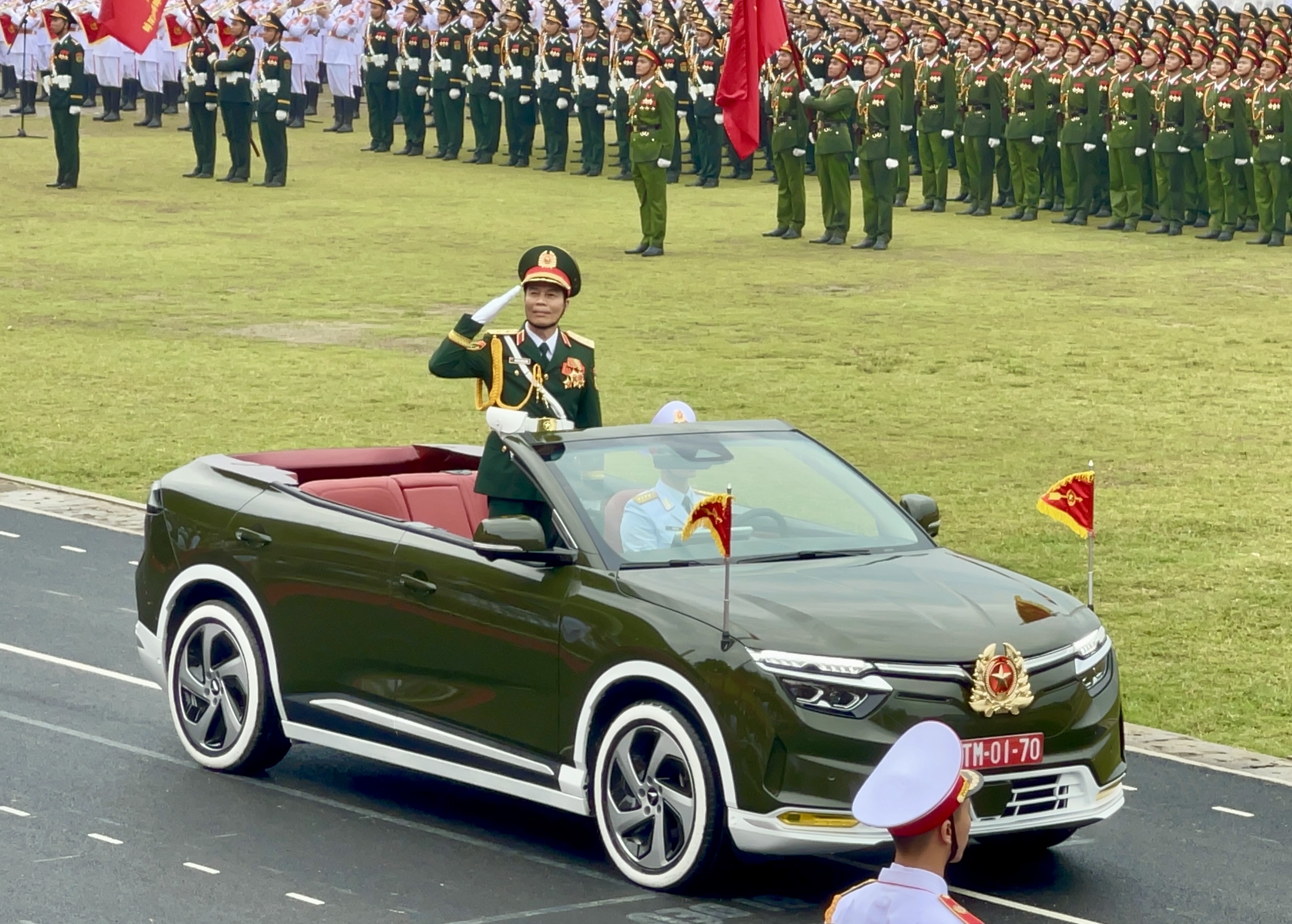 Trung tướng Nguyễn Trọng Bình, Phó tổng Tham mưu trưởng QĐND Việt Nam trên chiếc VF8 mui trần
