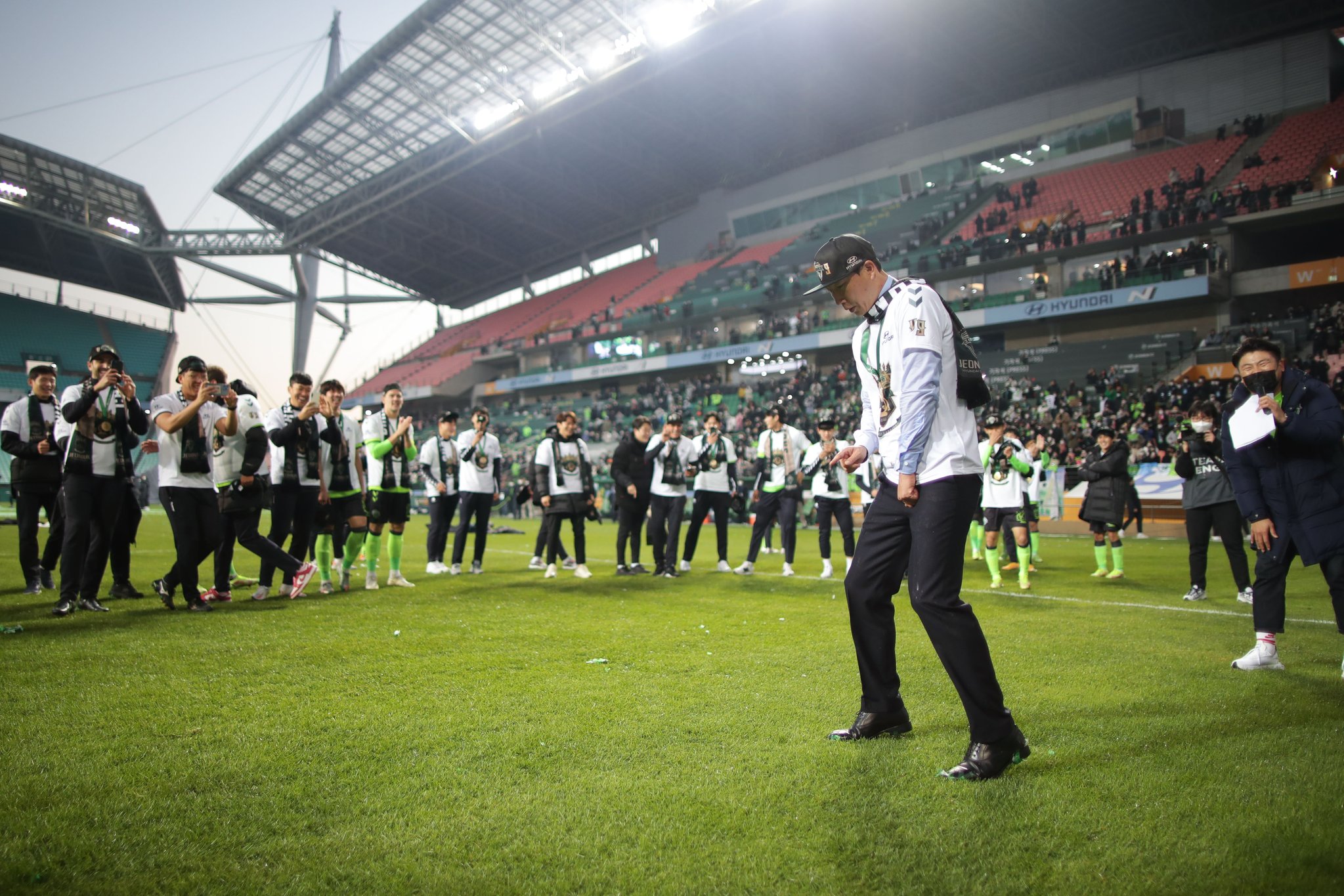 HLV Kim Sang-sik: Độc đáo hình ảnh nhảy hip hop và điều ít người biết với sao Bayern Munich- Ảnh 1.