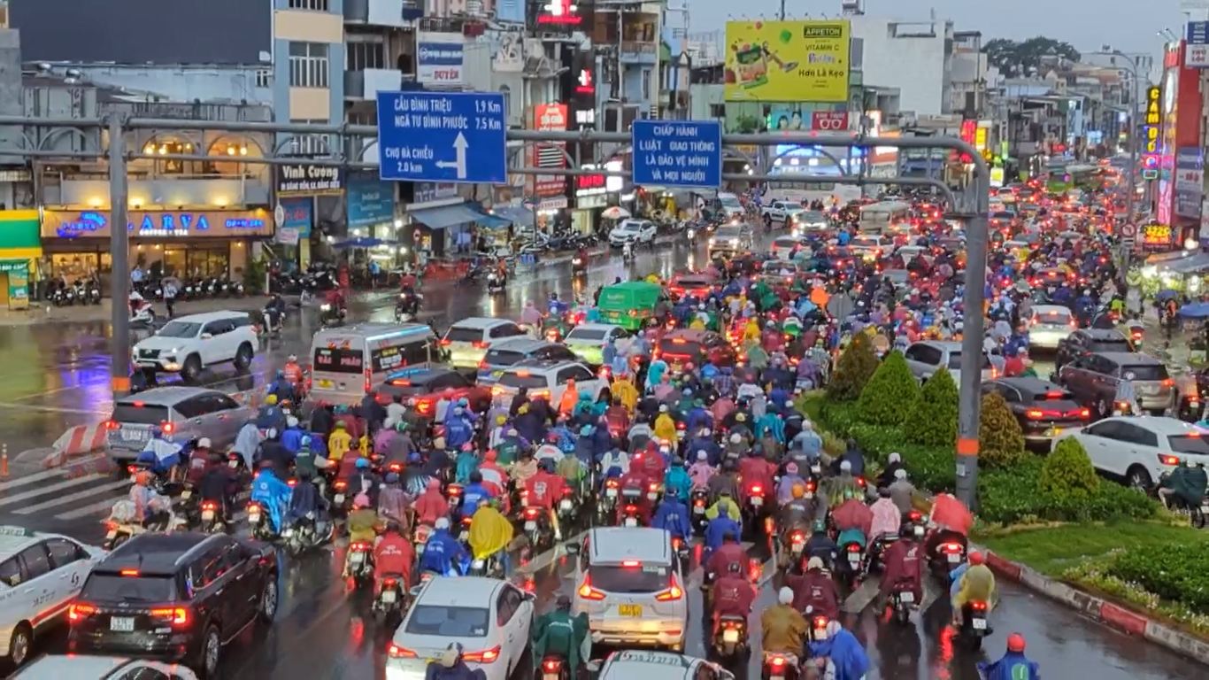 Nhiều phương tiện ùn ứ, kẹt cứng ngay tại các ngã tư, vòng xoay.