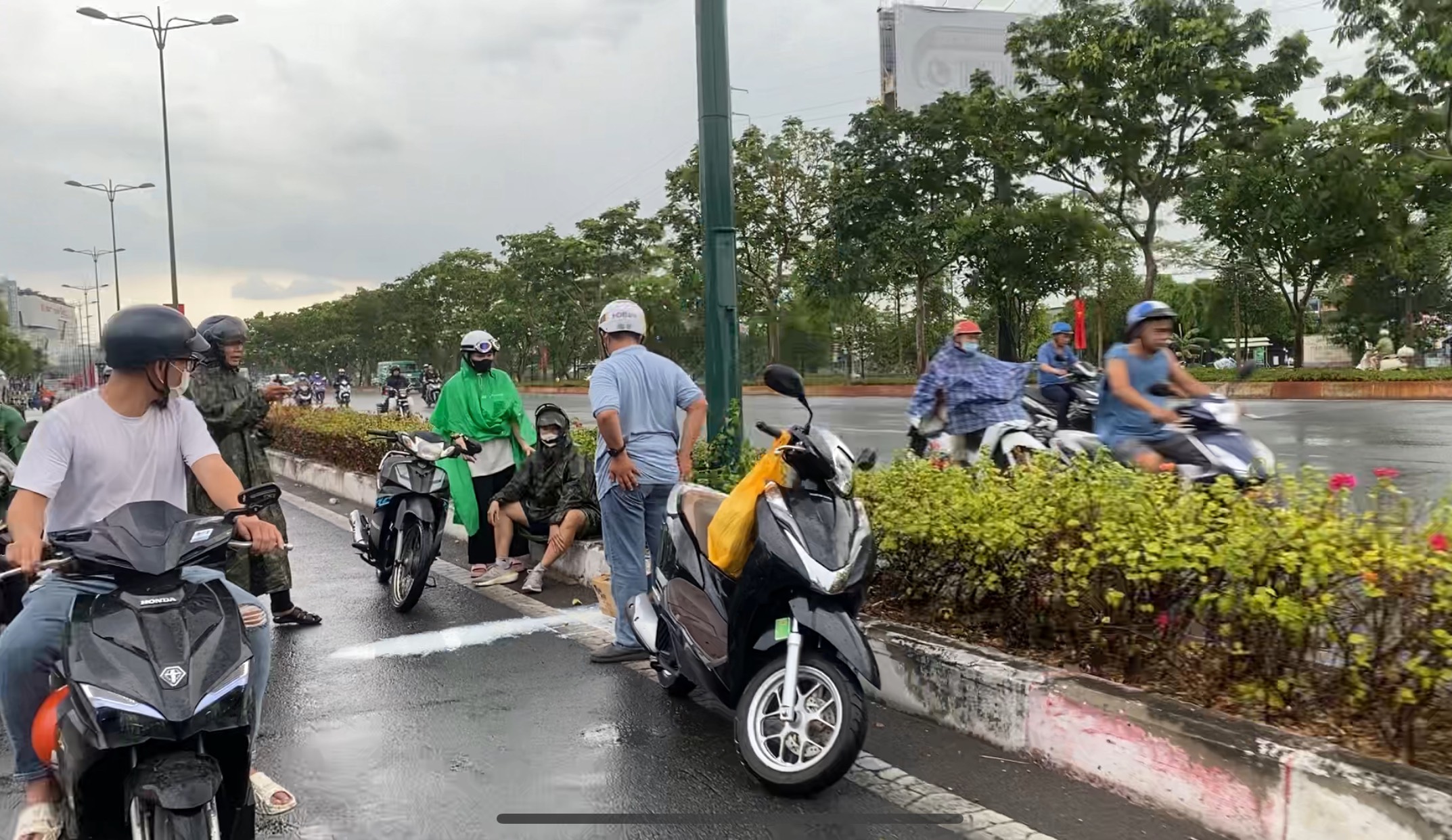 Do đường trơn trượt nên trên đoạn đường Phạm Văn Đồng đã xảy ra va chạm giữa 2 xe máy, may mắn người không bị thương.
