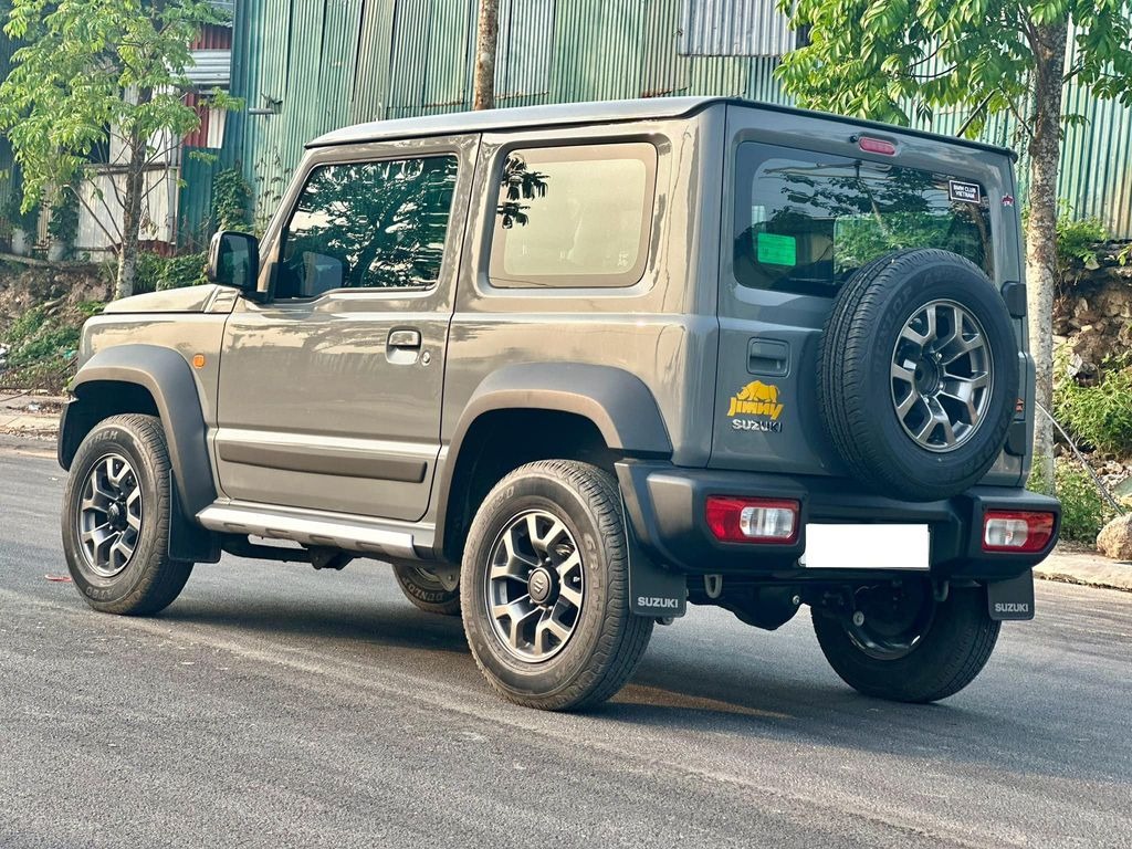 Suzuki Jimny vừa mua đã bán, giá ngang xe mới- Ảnh 2.