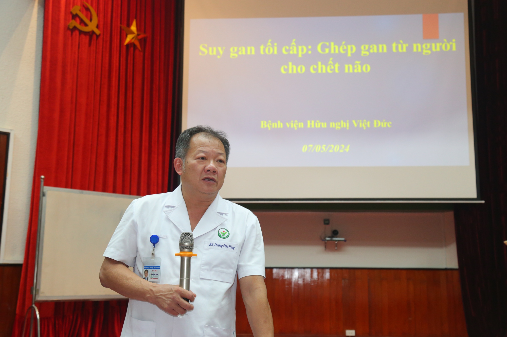 Bị suy gan 'sét đánh', nữ giáo viên được ghép gan thành công- Ảnh 1. Tiến sĩ Dương Đức Hùng chia sẻ vè ca ghép gan thành công cho nữ bệnh nhân suy gan