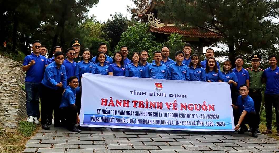 Mang màu xanh áo Đoàn, hàng chục đoàn viên thanh niên Tỉnh đoàn Bình Định đã vượt hàng trăm cây số về dâng hương, viếng thăm, tri ân Đại tướng Võ Nguyên Giáp.