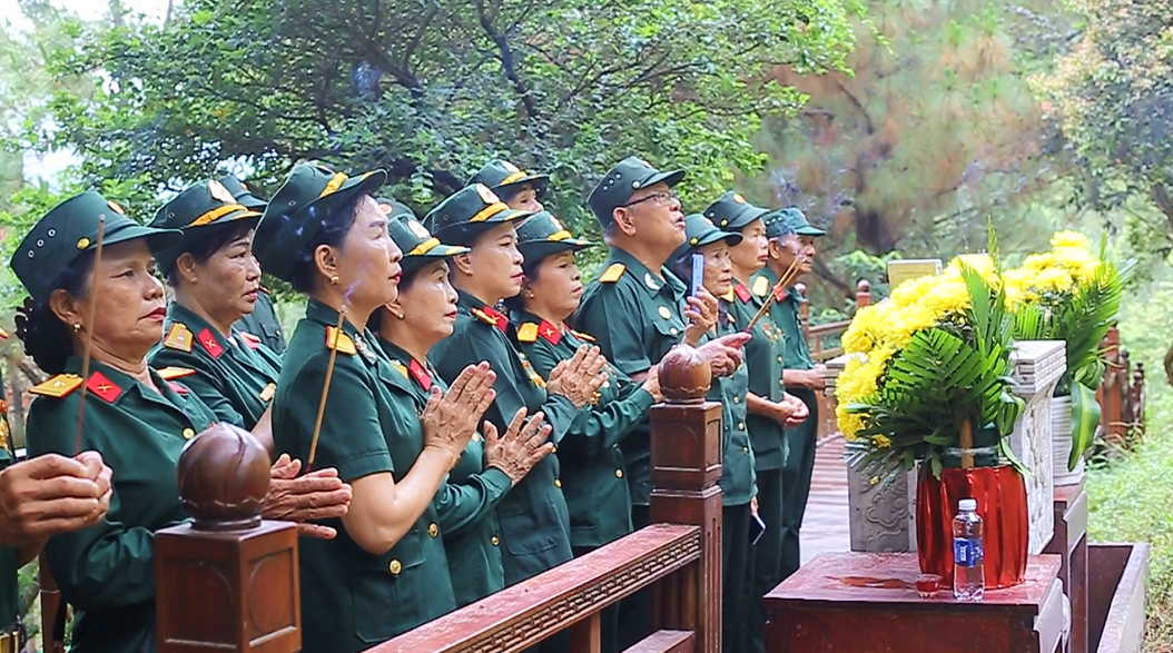 Những cựu chiến binh, cựu thanh niên xung phong và có cả những chiến sĩ Điện Biên năm xưa, cùng các đoàn thể và người dân khắp nơi trong cả nước đã đến đây thăm viếng.