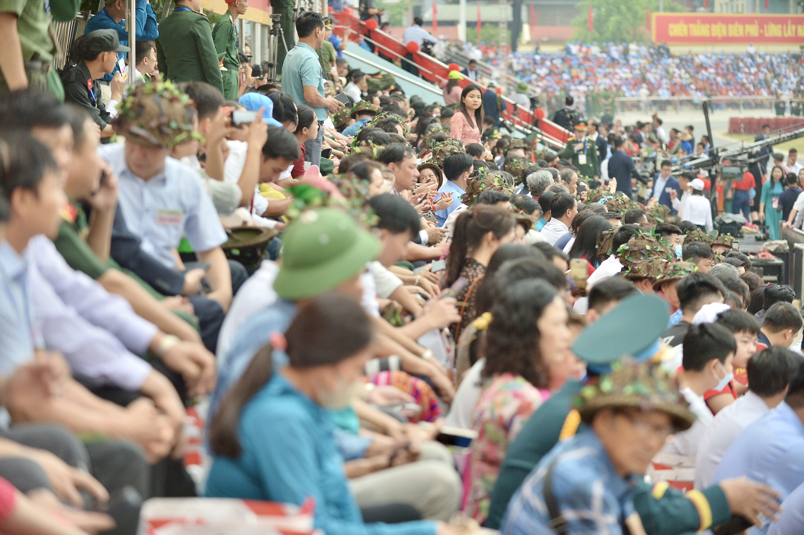 Bên trong sân vận động tỉnh Điện Biên đã kín chỗ từ 6 giờ 30