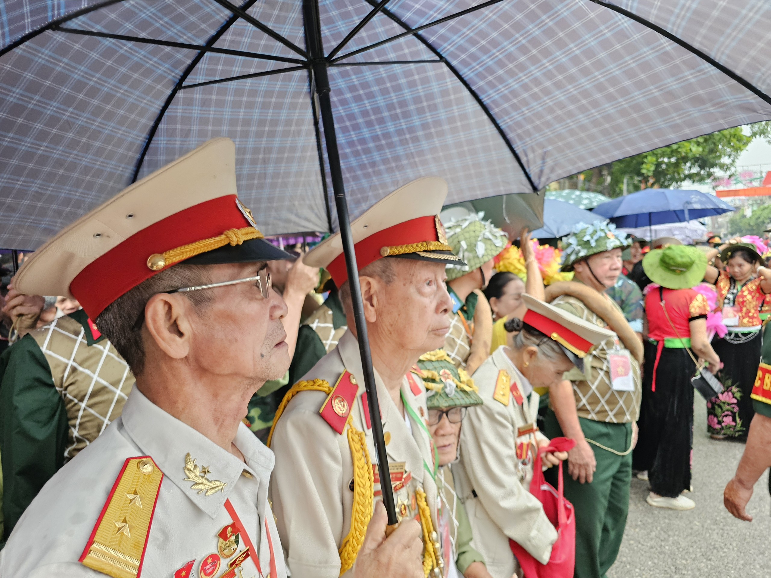 Các cựu chiến binh Việt Nam che ô chờ xem lễ kỷ niệm