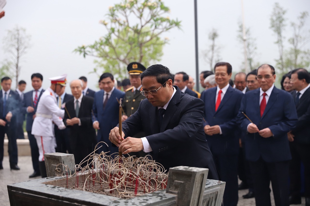 Thủ tướng Chính phủ Phạm Minh Chính dâng hương tại Đền thờ liệt sĩ chiến trường Điện Biên Phủ