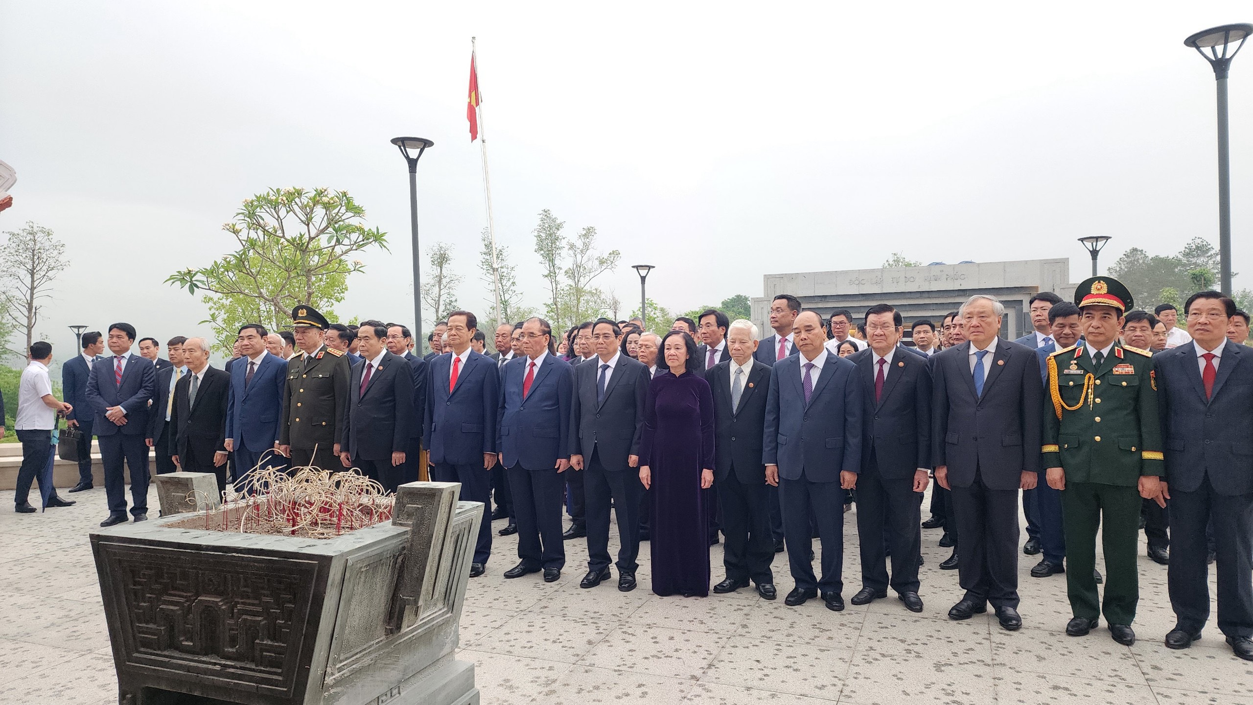 Các lãnh đạo Đảng, Nhà nước dâng hương tại Đền thờ liệt sĩ chiến trường Điện Biên Phủ trước khi bước vào lễ kỷ niệm