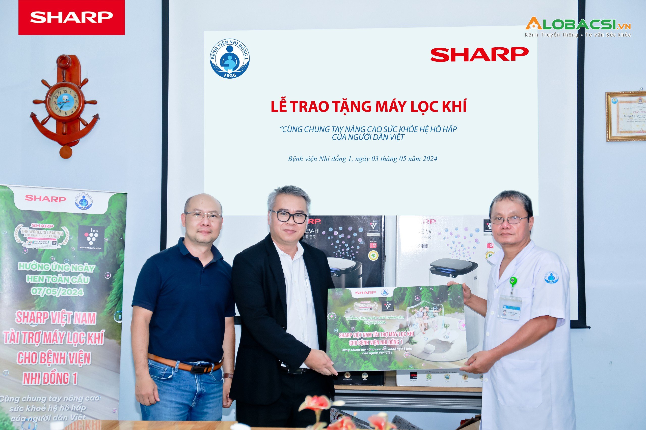 BS Trương Hữu Khanh - Đại diện Bệnh viện Nhi Đồng 1 tiếp nhận 6 máy lọc không khí từ đại diện Sharp Việt Nam - ông Nguyễn Trí Thảo - Giám đốc Kinh doanh toàn quốc và ông Phạm Ngọc Phi - Trưởng Bộ phận Tiếp thị và Quảng bá sản phẩm BS Trương Hữu Khanh - Đại diện Bệnh viện Nhi Đồng 1 tiếp nhận 6 máy lọc không khí từ đại diện Sharp Việt Nam - ông Nguyễn Trí Thảo - Giám đốc Kinh doanh toàn quốc và ông Phạm Ngọc Phi - Trưởng Bộ phận Tiếp thị và Quảng bá sản phẩm