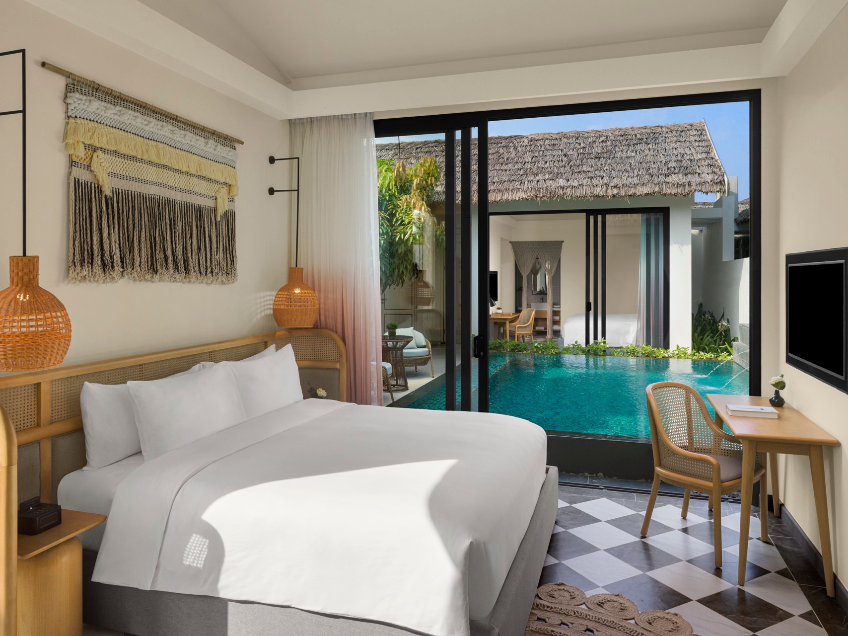 Du khách cũng có thể lựa chọn tận hưởng những giây phút thư giãn tuyệt đối tại New World Phu Quoc Resort nơi sang trọng, truyền thống và thiên nhiên hòa quyện hài hòa dưới bóng dừa tựa một thiên đường nghỉ dưỡng nhiệt đới. Hay trải nghiệm không gian độc đáo tại Premier Residences Phu Quoc Emerald Bay với thiết kế tái hiện hình ảnh 