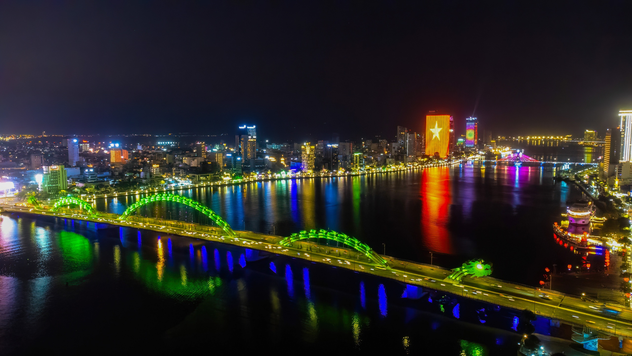 Sông Hàn (Đà Nẵng) lung linh trong đêm