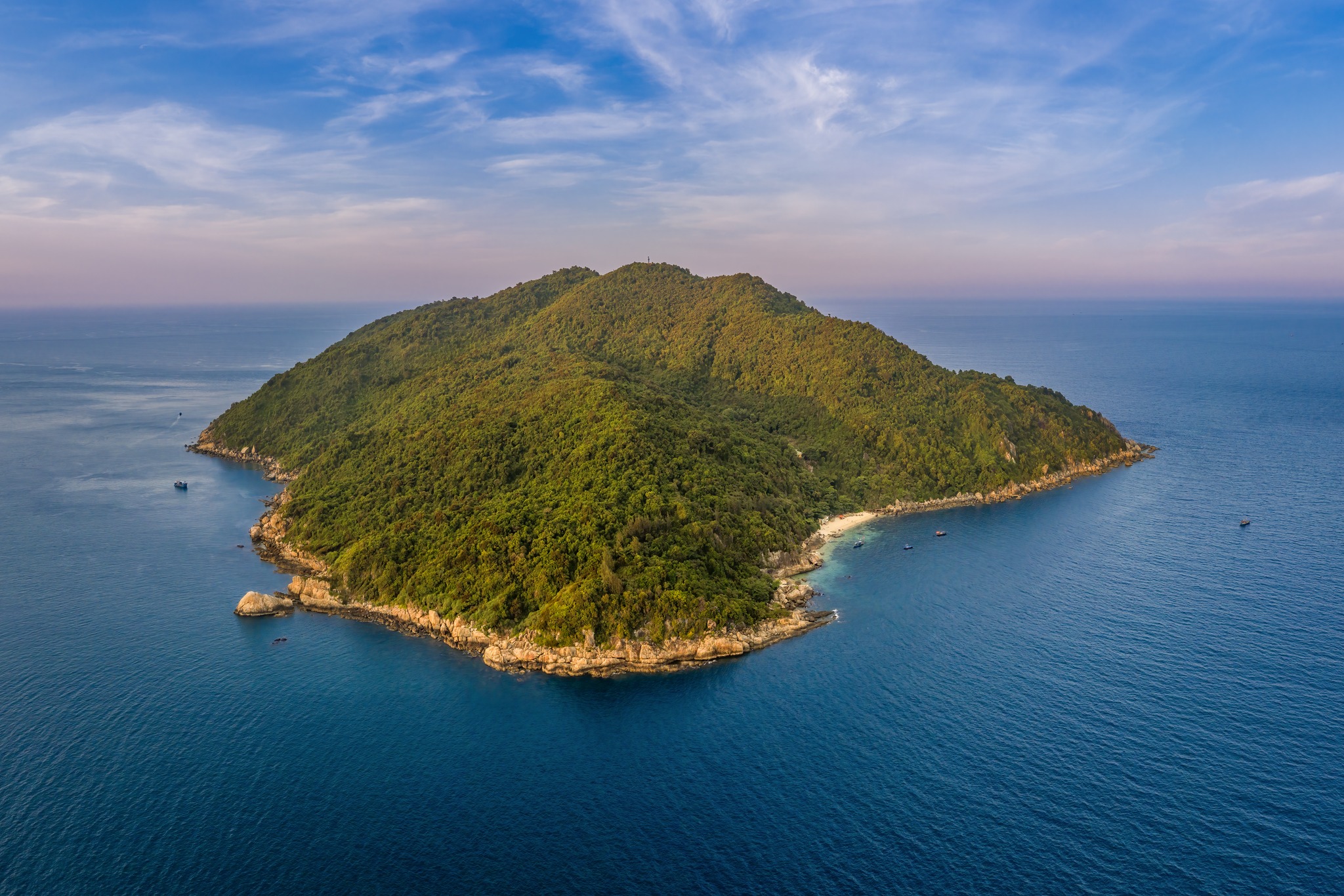 Đảo Ngọc (còn có các tên gọi đảo Huyền Trân, hòn Sơn Chà, hòn Chảo) là hòn đảo nằm giữa biển án ngữ bên ngoài vịnh Lăng Cô, cũng là thắng cảnh thiên nhiên tuyệt đẹp chưa được khai thác nhiều