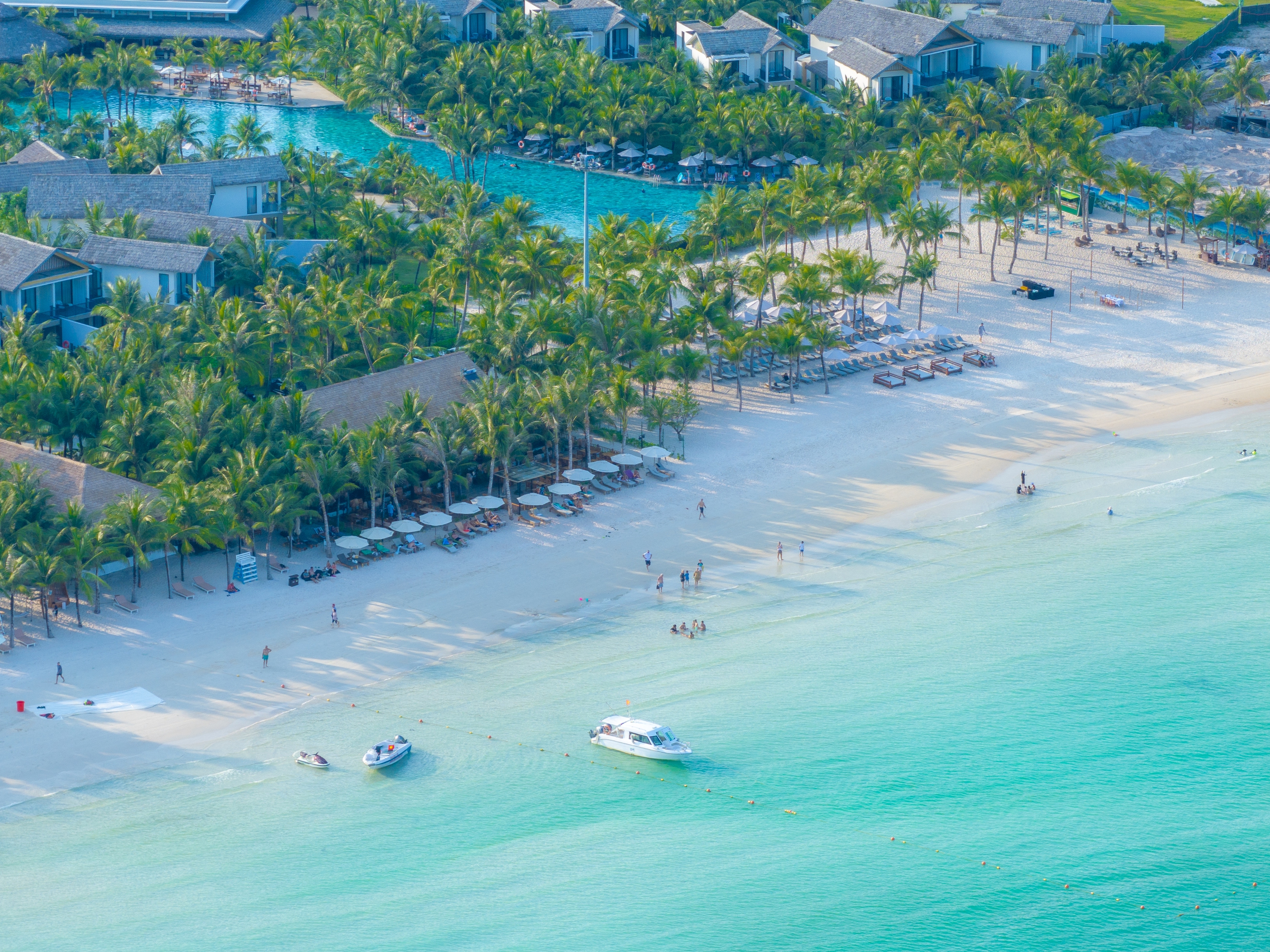 Theo nghiên cứu của công ty du lịch, bãi biển có trung bình 154 ngày nắng và nhiệt độ trung bình 23 độ C, với hình vòng cung quyến rũ và cát trắng mê hoặc, ánh nắng vàng rực rỡ