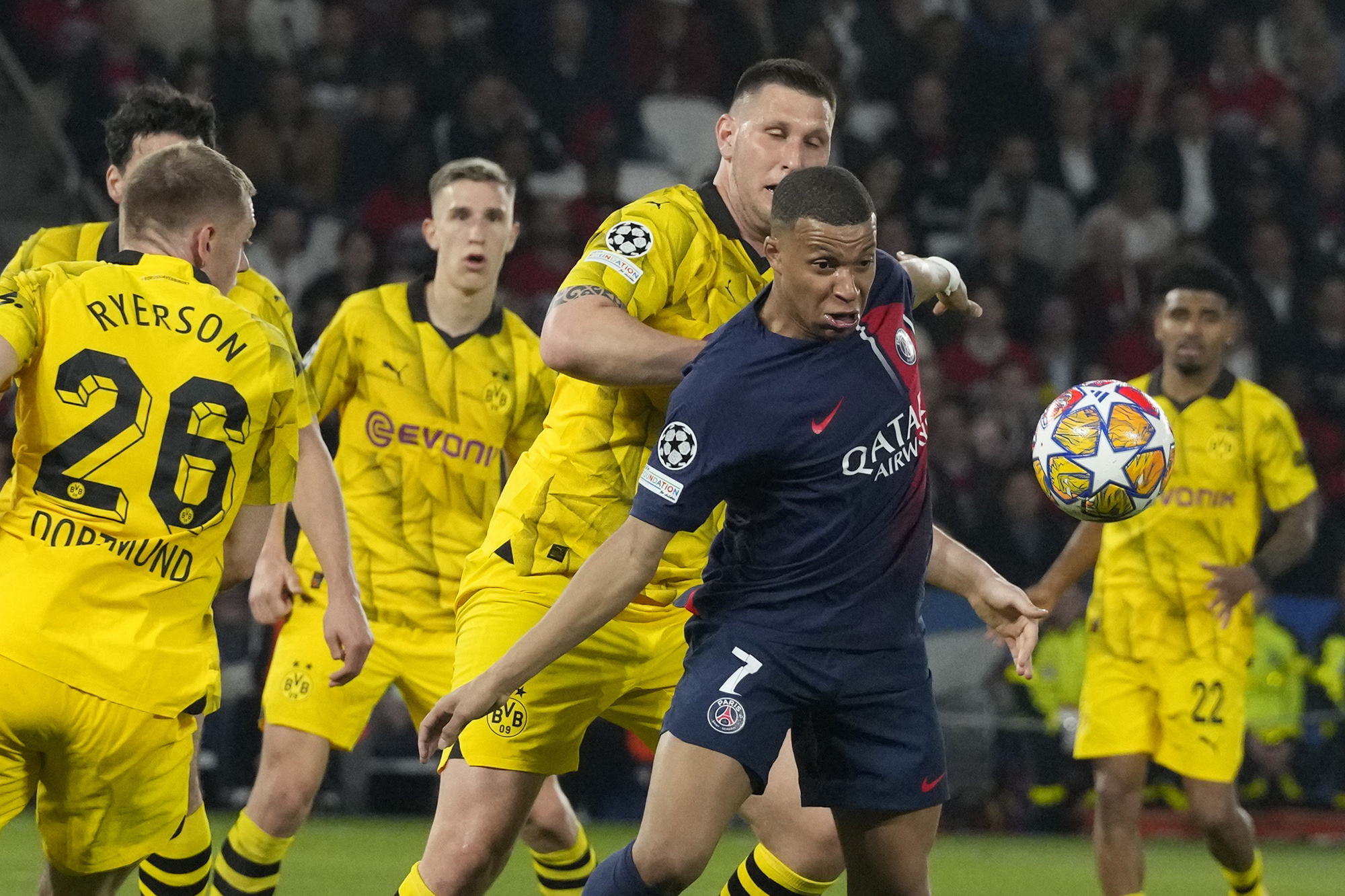 Mbappe bất lực trong vòng vây các cầu thủ Borussia Dortmund