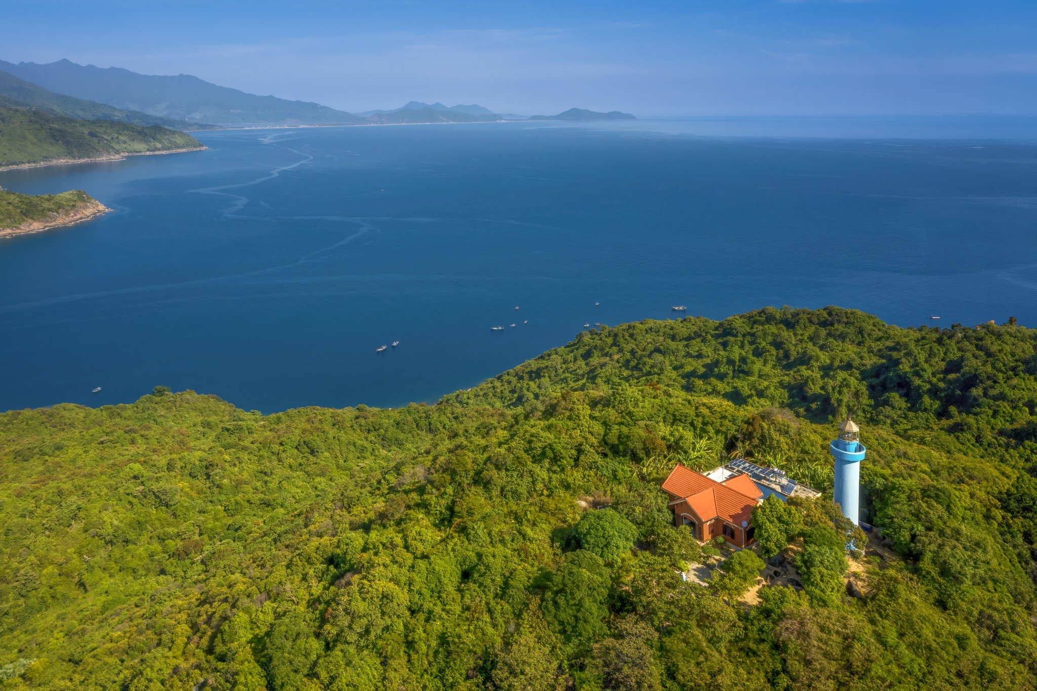 Trạm hải đăng trên đảo Ngọc (Sơn Chà) là ngọn đèn cho tàu thuyền qua lại vùng biển Hải Vân