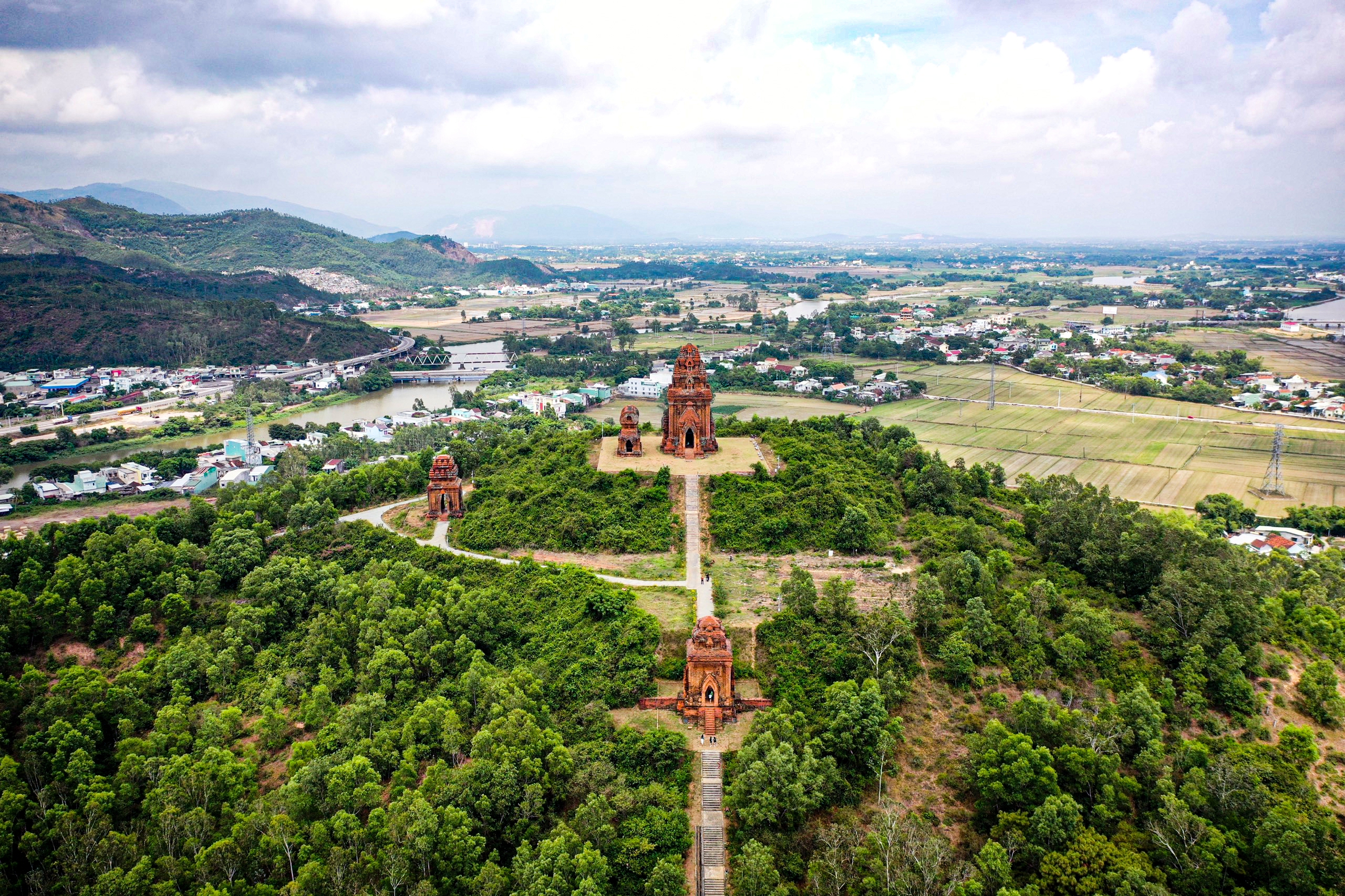 Theo lãnh đạo Bảo tàng Tổng hợp Bình Định, giai đoạn chuyển kinh đô về Bình Định (thế kỷ 11), người Chăm đã đưa đền tháp của mình lên đỉnh các quả đồi để hút khung cảnh thiên nhiên, bao quanh thành nền cho các kiến trúc ngự bên trên. Vì thế, kiến trúc Chăm Pa ở Bình Định rất đồ sộ và hùng vĩ