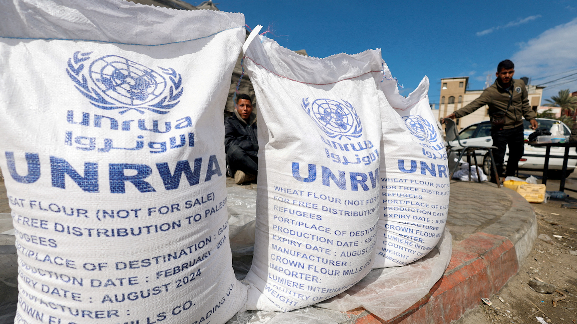 Người dân nhận viện trợ của Cơ quan Cứu trợ và Việc làm Liên Hiệp Quốc (UNRWA) tại Rafah (phía nam Dải Gaza), ngày 7.3.2024
