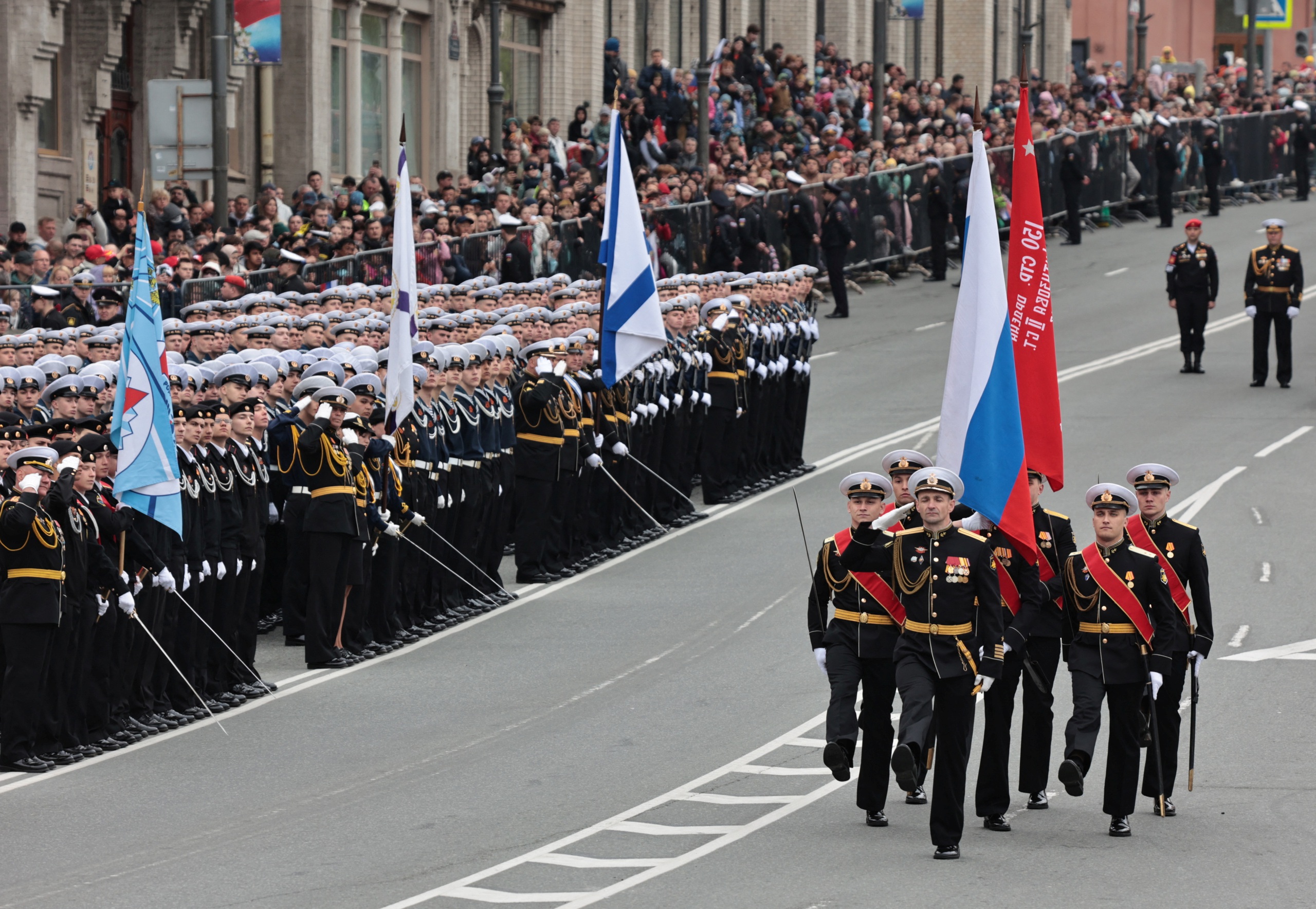 Các binh sĩ tham gia lễ duyệt binh tại thành phố Vladivostok ở Nga hôm 9.5