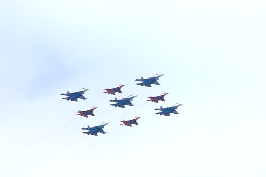 Các đội bay trình diễn Russkiye Vityazi và Strizhi thuộc Không quân Nga trình diễn trên bầu trời Moscow với các tiêm kích Su-30 và MiG-29
