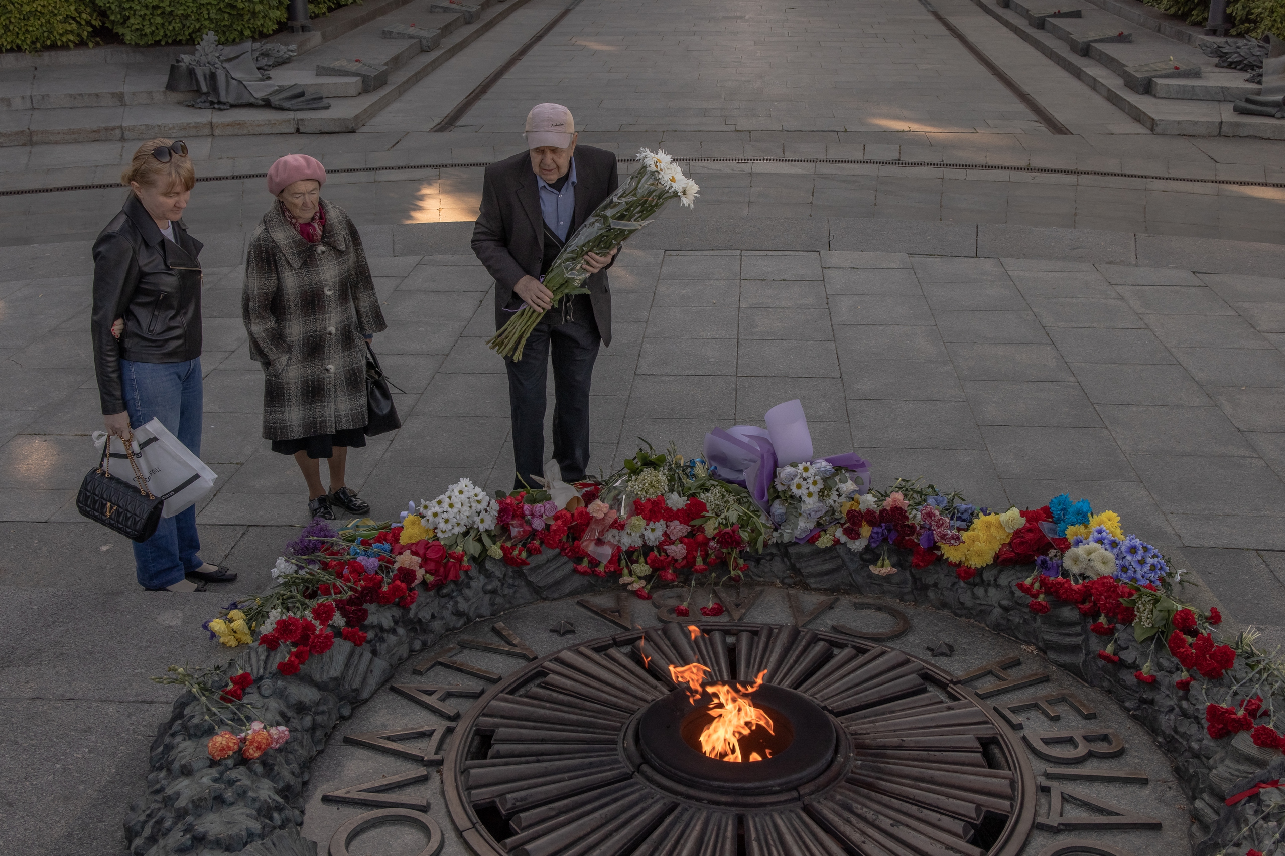 Người dân đặt hoa tại mộ chiến sĩ vô danh ở Moscow hôm 8.5