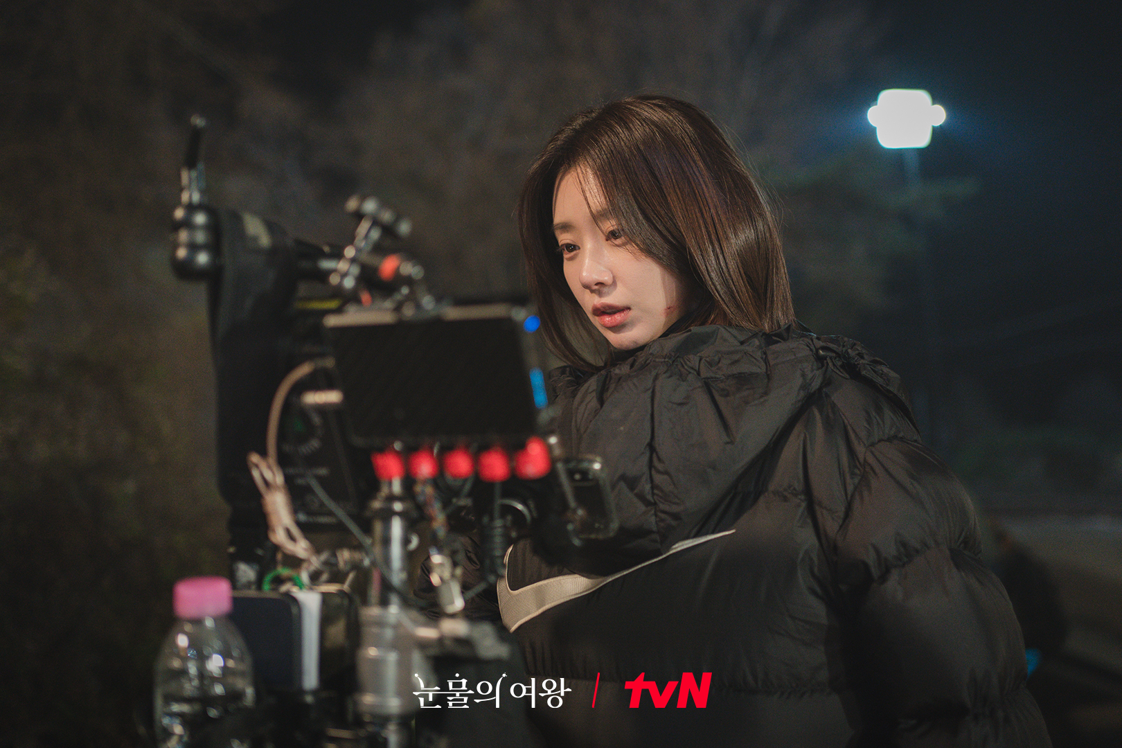 Suốt 16 tập Nữ hoàng nước mắt, Lee Joo Bin thể hiện trọn vẹn nhiều thay đổi nội tâm bất ngờ của nhân vật Cheon Da Hye. Với fan Việt Nam, nữ diễn viên 35 tuổi còn chiếm cảm tình với loạt vlog và hình ảnh về chuyến du lịch đến Việt Nam vào năm 2018