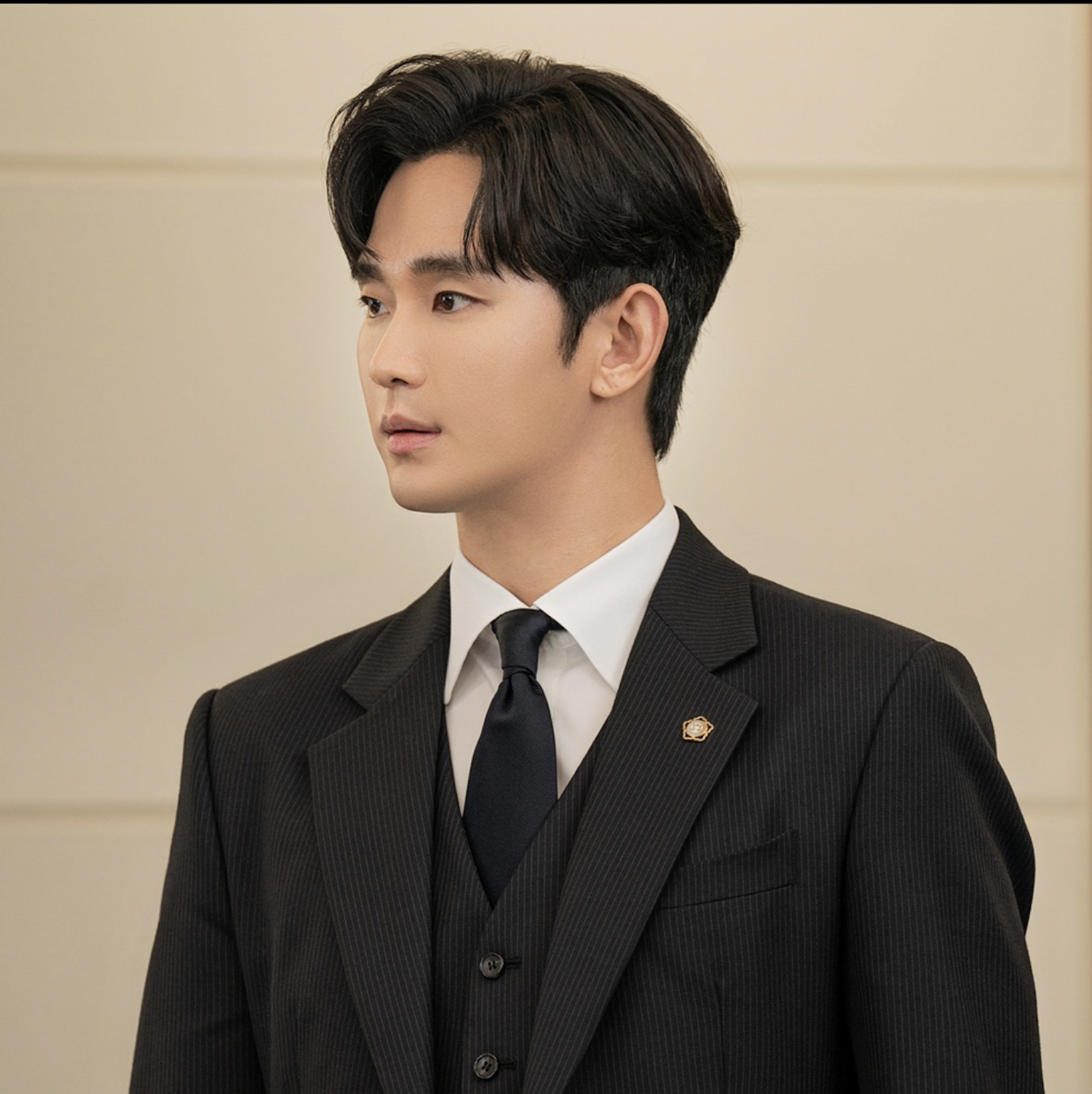 Sau ba năm, Kim Soo Hyun trở lại màn ảnh nhỏ thành công với nhân vật Baek Hyun Woo trong Nữ hoàng nước mắt (Queen of Tears). Vai diễn này giúp nam thần 8X không chỉ khẳng định khả năng bộc lộ cảm xúc tốt mà còn tăng độ phổ biến khủng của mình. Phần lớn khán giả đều cho rằng anh xứng đáng là nam diễn viên Hàn Quốc có mức cát sê cao nhất hiện giờ