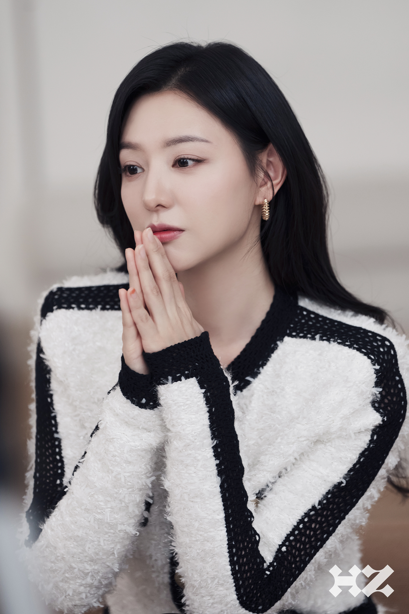 Khán giả lẫn giới truyền thông đánh giá cao nhan sắc và màn thể hiện của Kim Ji Won trong Nữ hoàng nước mắt. Qua vai Hong Hae In, cô chứng minh năng lực biến hóa đa dạng trên màn ảnh nhỏ. Bất kỳ chủ đề nào có liên quan đến người đẹp đều được bàn luận sôi nổi