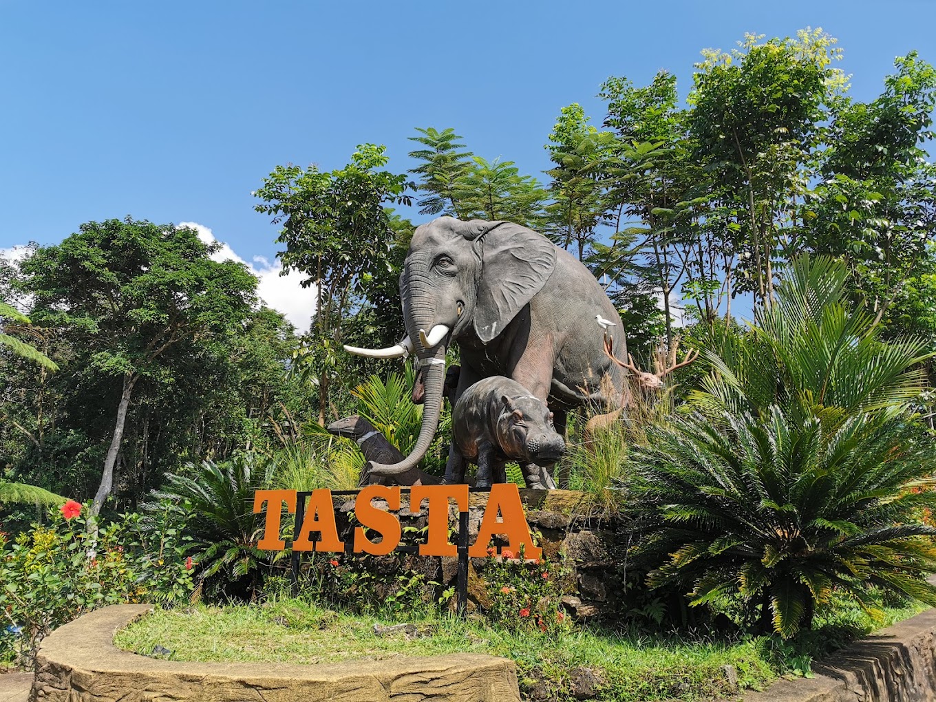 Visit zoos that are popular with tourists when traveling to Indonesia