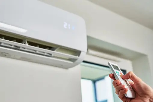 Sự thay đổi đột ngột giữa nhiệt độ trong phòng máy lạnh và ngoài trời nắng nóng có thể gây hại cho cơ thể