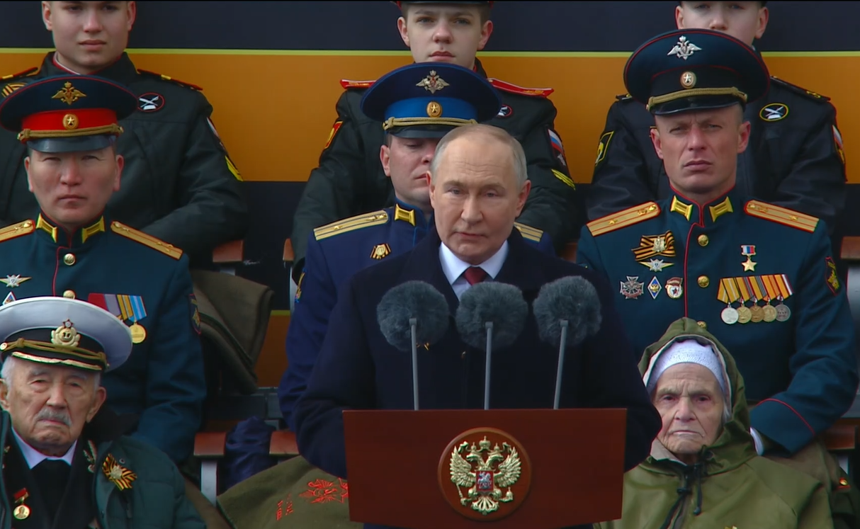 Tổng thống Nga Vladimir Putin phát biểu tại lễ duyệt binh