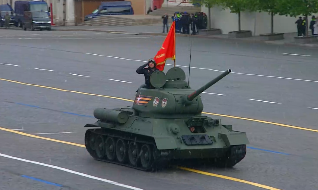 Xe tăng chiến đấu T-34 của Nga trong lễ duyệt binh. Mẫu xe tăng từ thời Liên Xô cũ nổi tiếng trong Thế chiến thứ 2 về độ cơ động, lớp giáp vượt trội, hỏa lực đáng gờm