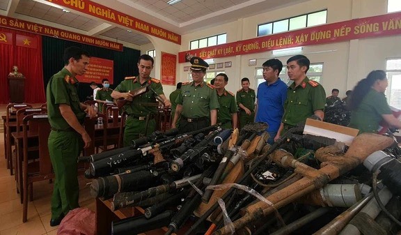 Công an tỉnh Đắk Lắk thu hồi vũ khí từ người dân