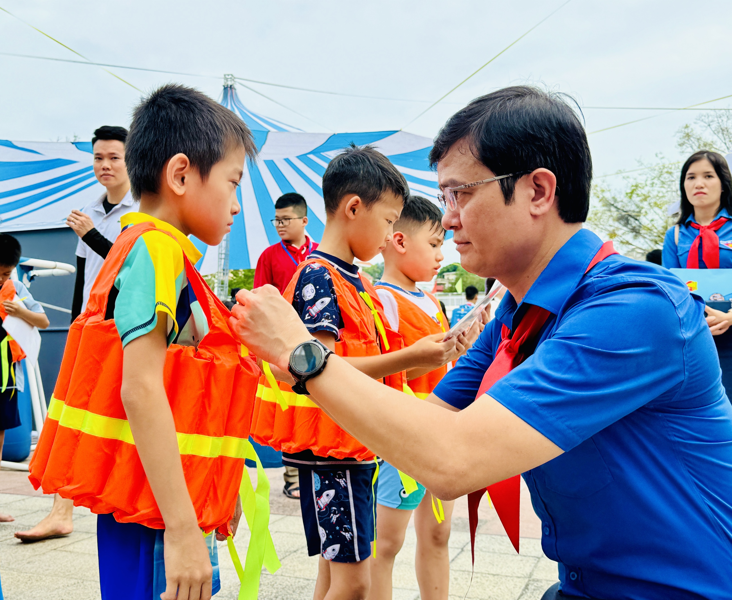 Kình ngư Hoàng Quý Phước truyền cảm hứng, dạy bơi cho trẻ em Quảng Ninh- Ảnh 2.