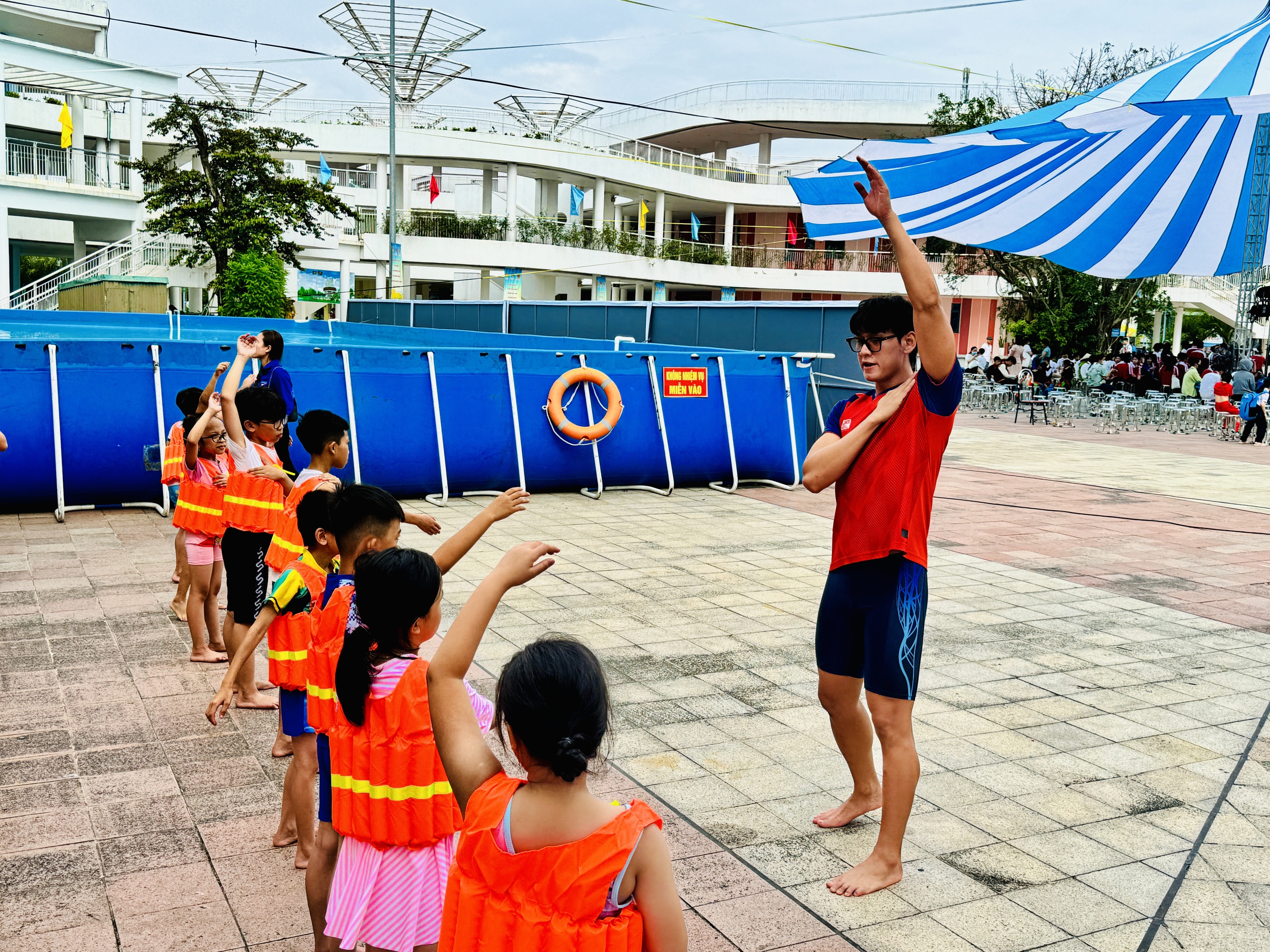 Kình ngư Hoàng Quý Phước truyền cảm hứng, dạy bơi cho trẻ em Quảng Ninh- Ảnh 4.