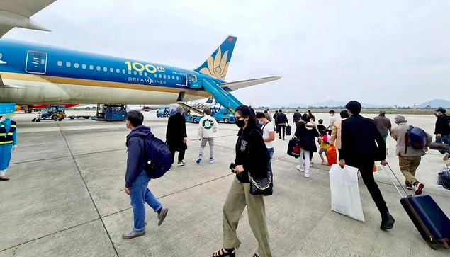 Yêu cầu Vietnam Airlines giải trình lý do tăng giá vé máy bay