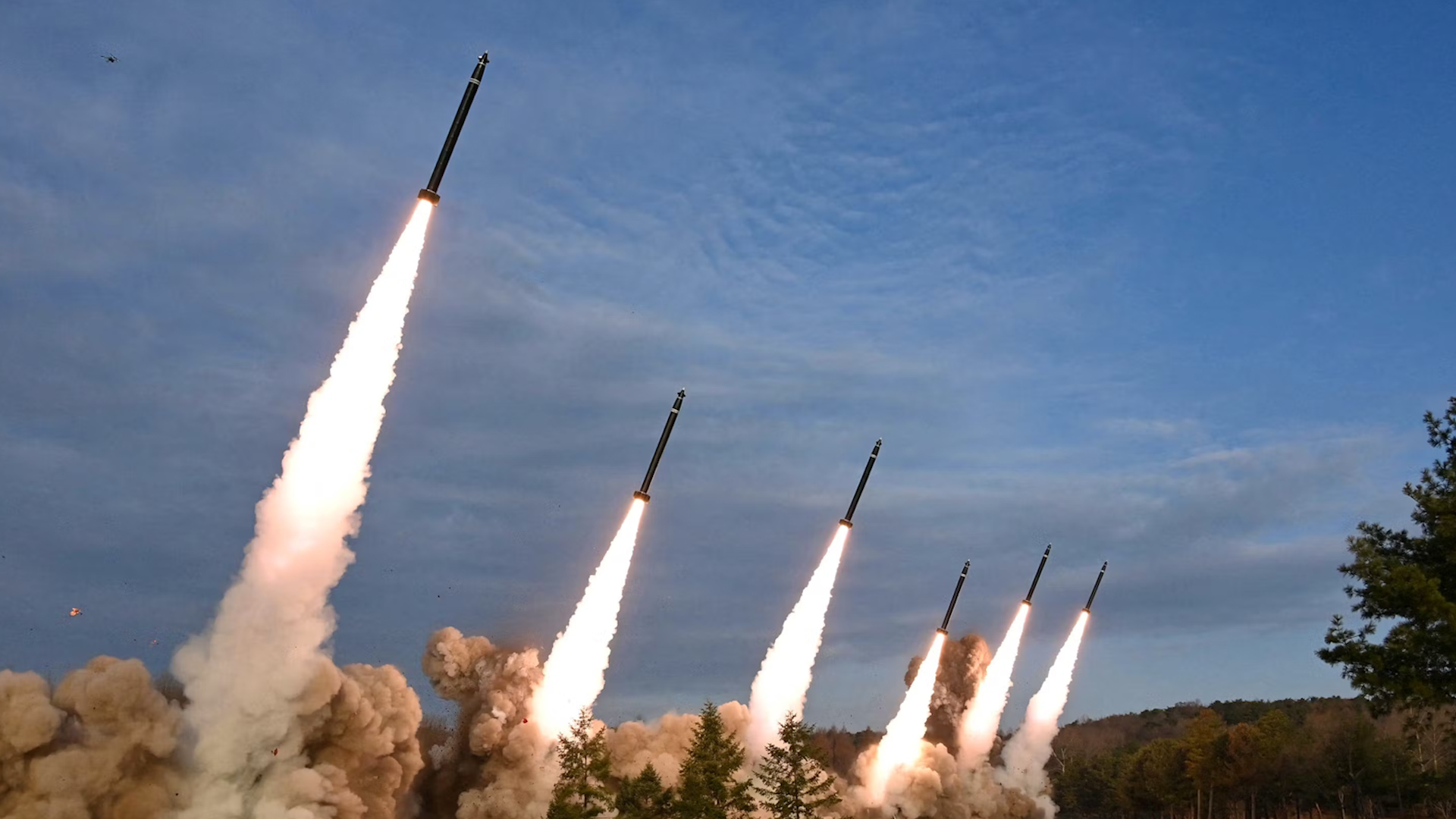 Triều Tiên phóng loạt tên lửa ‘răn đe’ Hàn Quốc, ông Kim Jong-un giám sát- Ảnh 1.