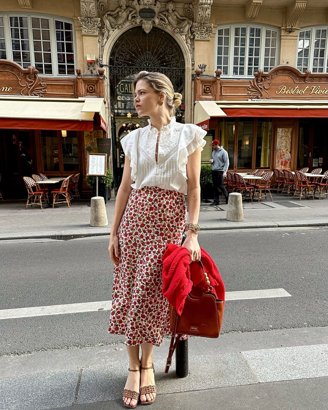 មិនមែនស្បែកជើងកែងខ្ពស់ទេ នេះជាប្រភេទស្បែកជើងដែលប្រើជាមួយសំពត់ពាក់កណ្តាលរដូវក្តៅ - រូបថត ៤. Không phải giày cao gót, đây mới là kiểu giày hợp với váy midi hè- Ảnh 4.