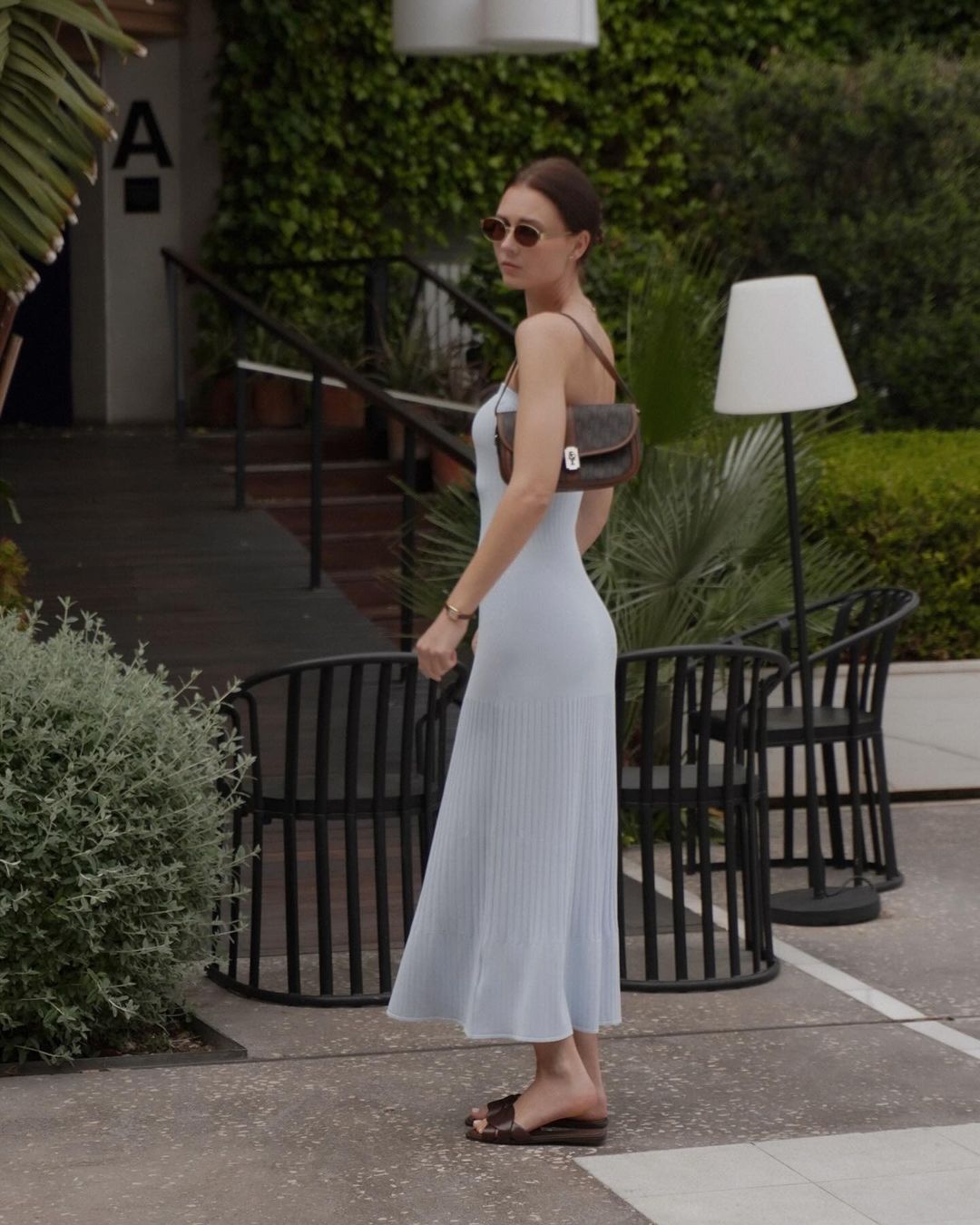 មិនមែនស្បែកជើងកែងខ្ពស់ទេ នេះជាប្រភេទស្បែកជើងដែលប្រើជាមួយសំពត់ពាក់កណ្តាលរដូវក្តៅ - រូបថត ៧. Không phải giày cao gót, đây mới là kiểu giày hợp với váy midi hè- Ảnh 7.