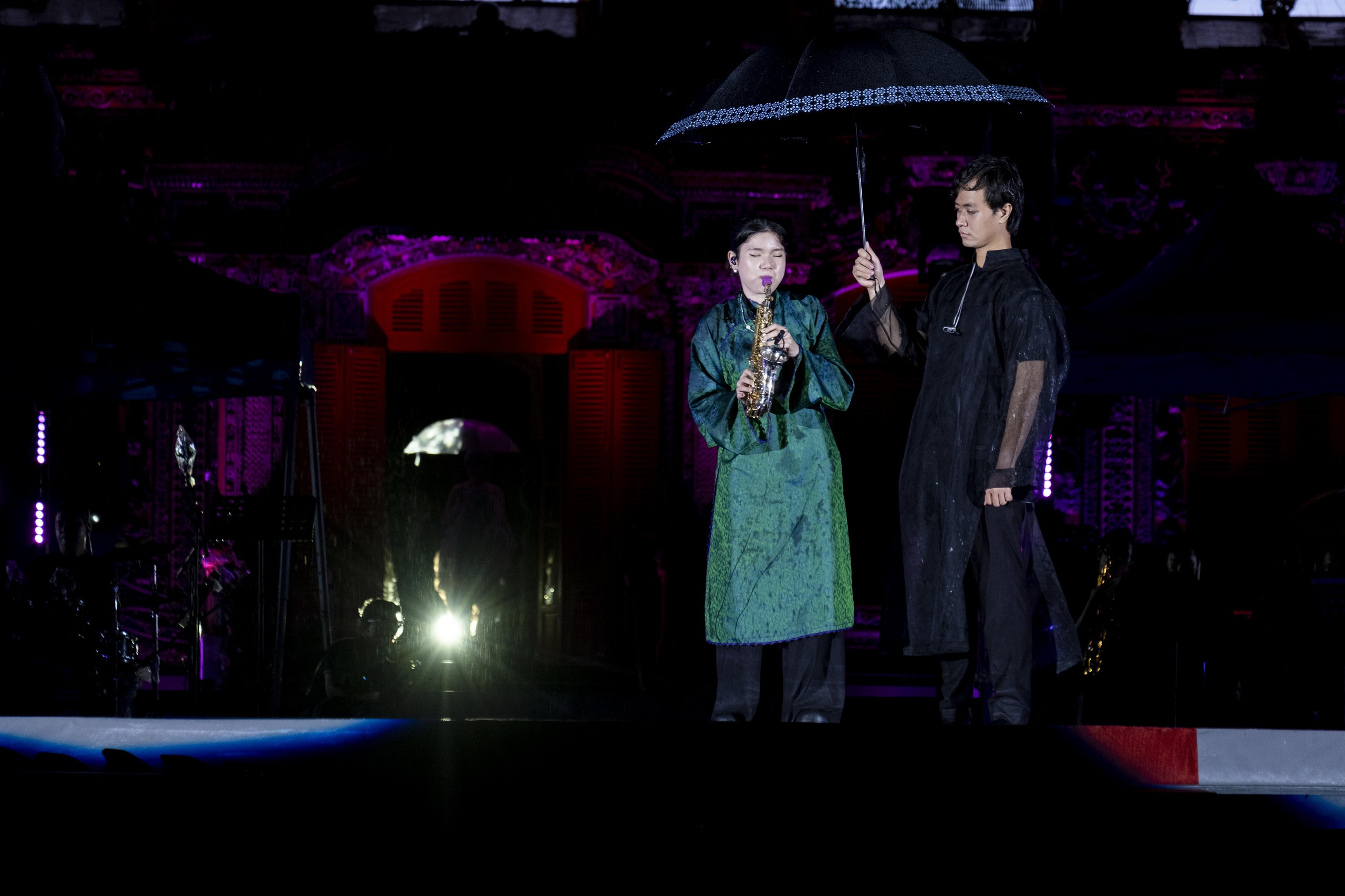 Nghệ sĩ Trần Mạnh Tuấn xúc động biểu diễn saxophone cùng con gái sau cơn bạo bệnh- Ảnh 5.