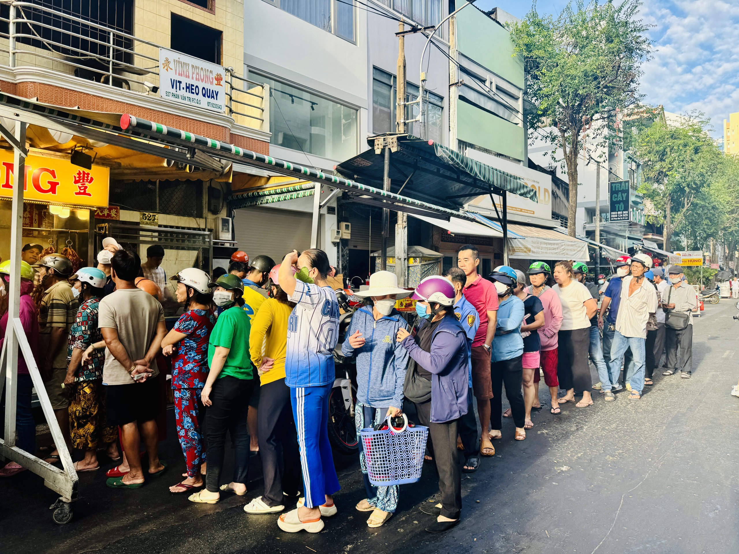 Tết Đoan Ngọ, tiệm vịt quay nổi tiếng ở TP.HCM đông khách xếp hàng chờ mua - Ảnh 1.