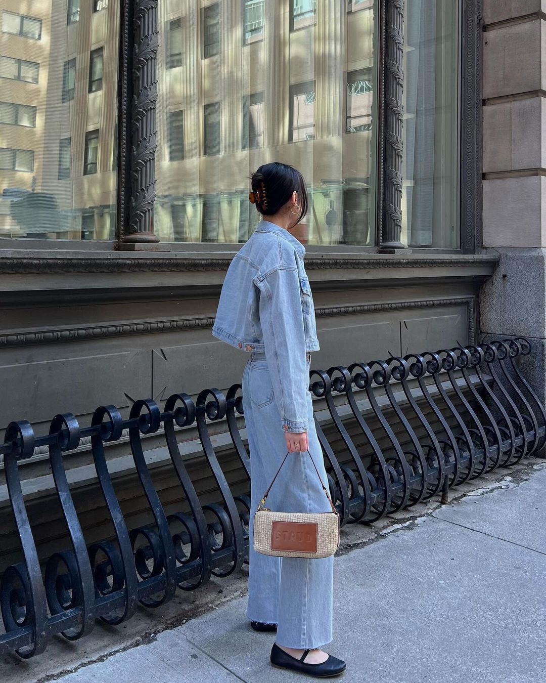 Důvod, proč se modré džíny nejsnadněji nosí a jsou nejkrásnější ve vašem šatníku - Foto 10. Lý do khiến quần jeans xanh dễ mặc đẹp nhất tủ đồ- Ảnh 10.