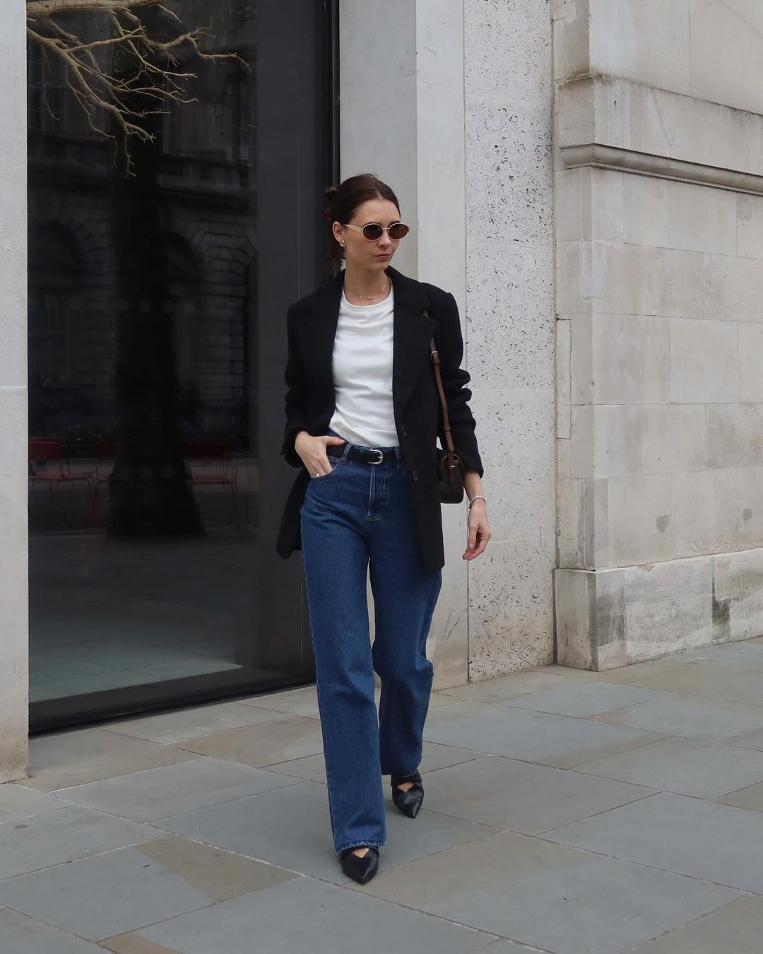 Důvod, proč se modré džíny nejsnadněji nosí a jsou nejkrásnější ve vašem šatníku - Foto 5. Lý do khiến quần jeans xanh dễ mặc đẹp nhất tủ đồ- Ảnh 5.